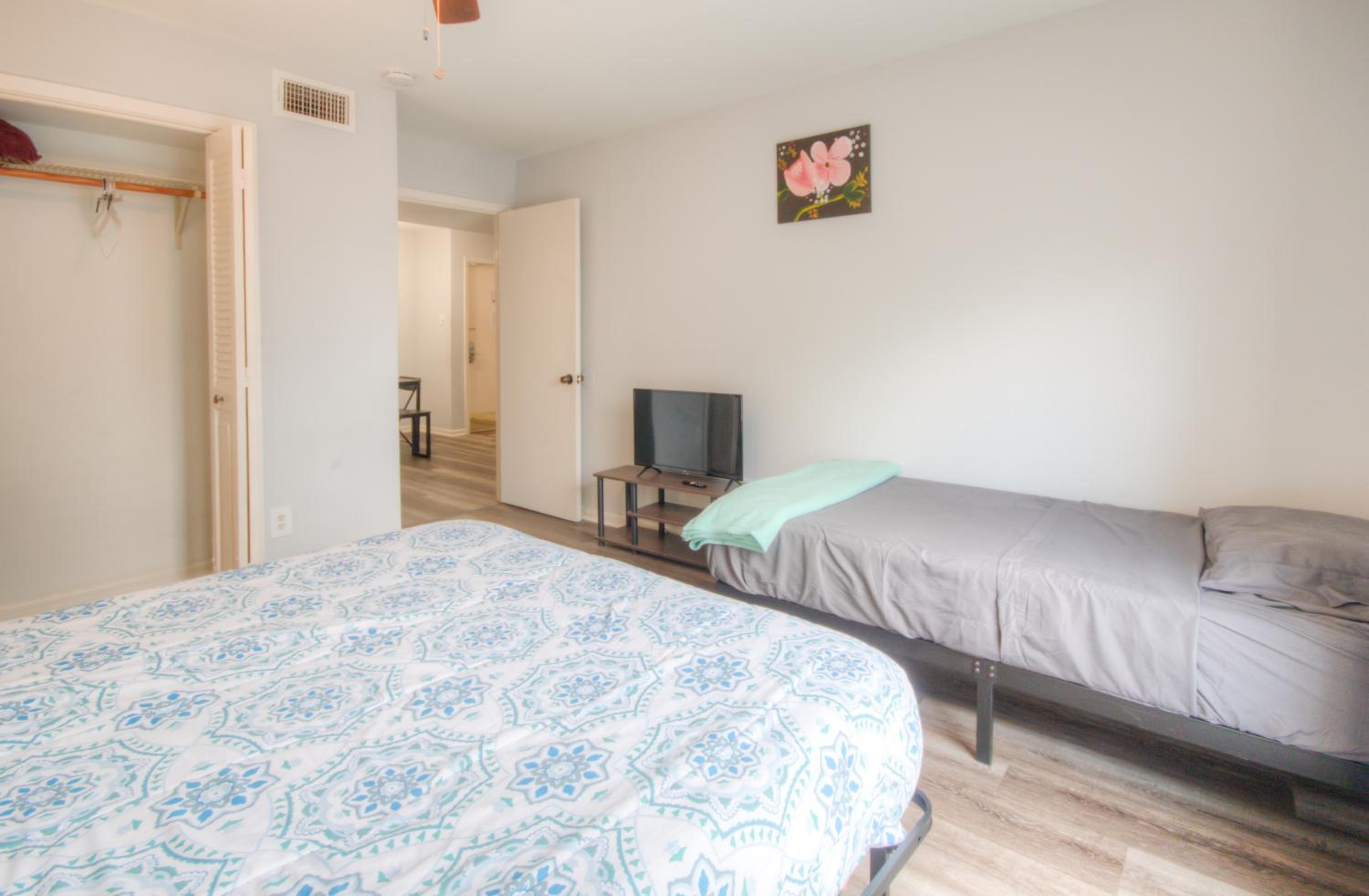 Three-Bedroom Apartment - Photo 9