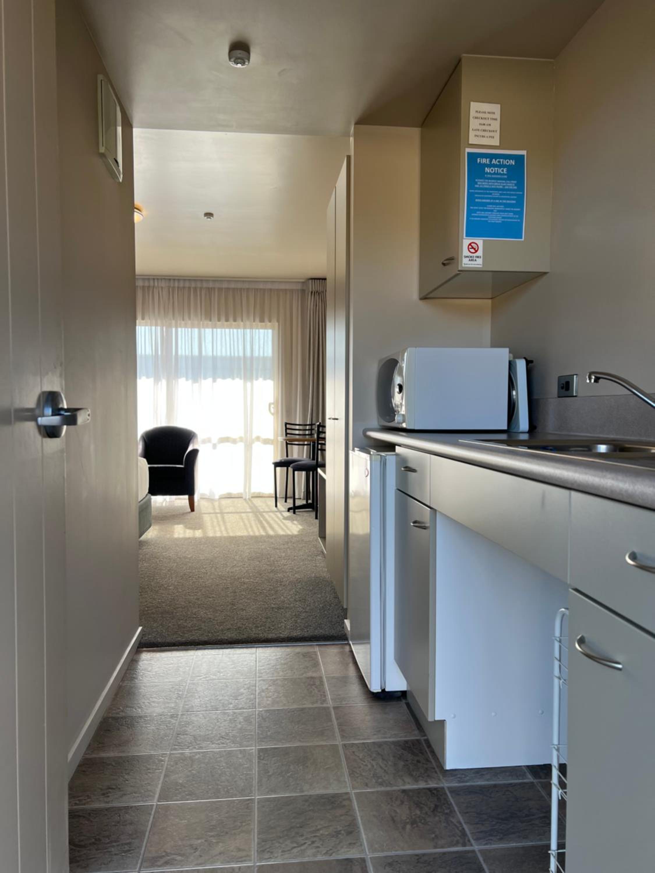 Standard Queen Suite - Accessible/Non-Smoking photo 3