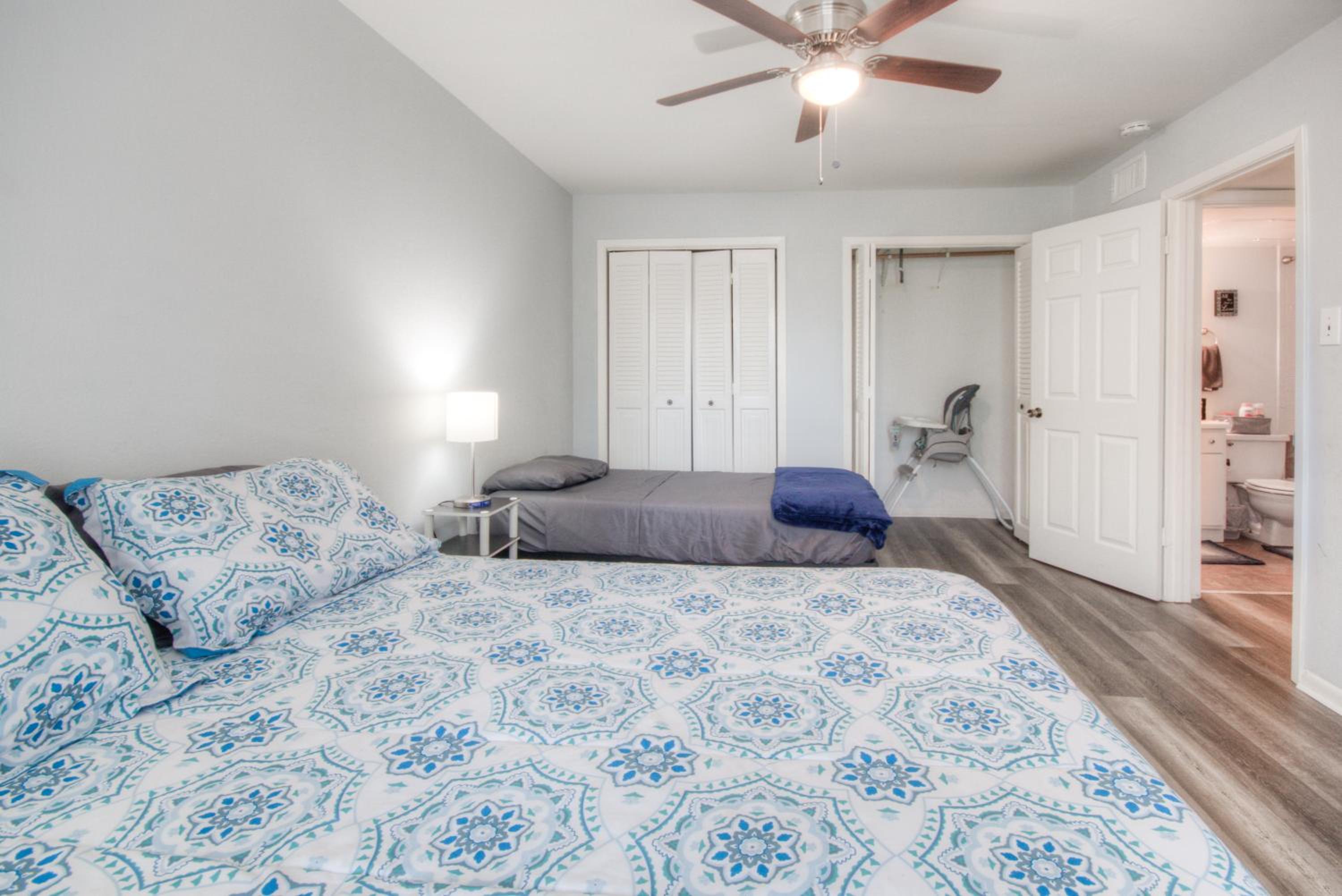 Three-Bedroom Apartment - Photo 25