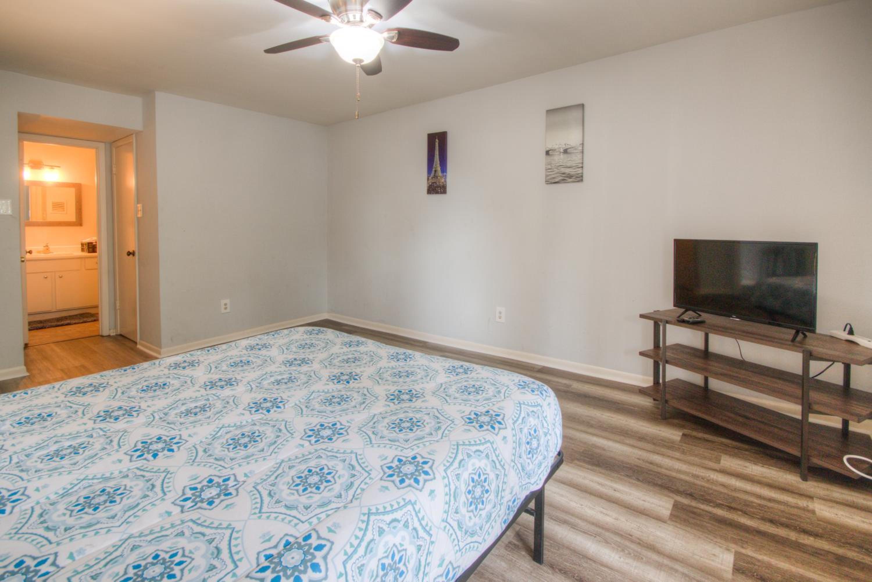 Three-Bedroom Apartment - Photo 38