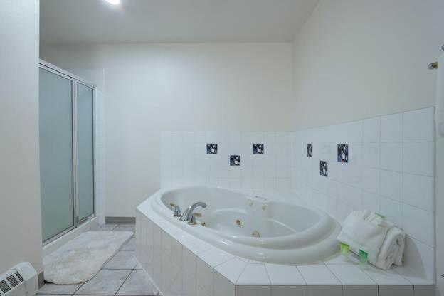 Deluxe Queen Suite - Photo 5