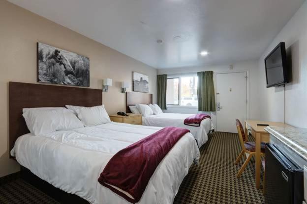 Queen Room with Two Queen Beds - Photo 1