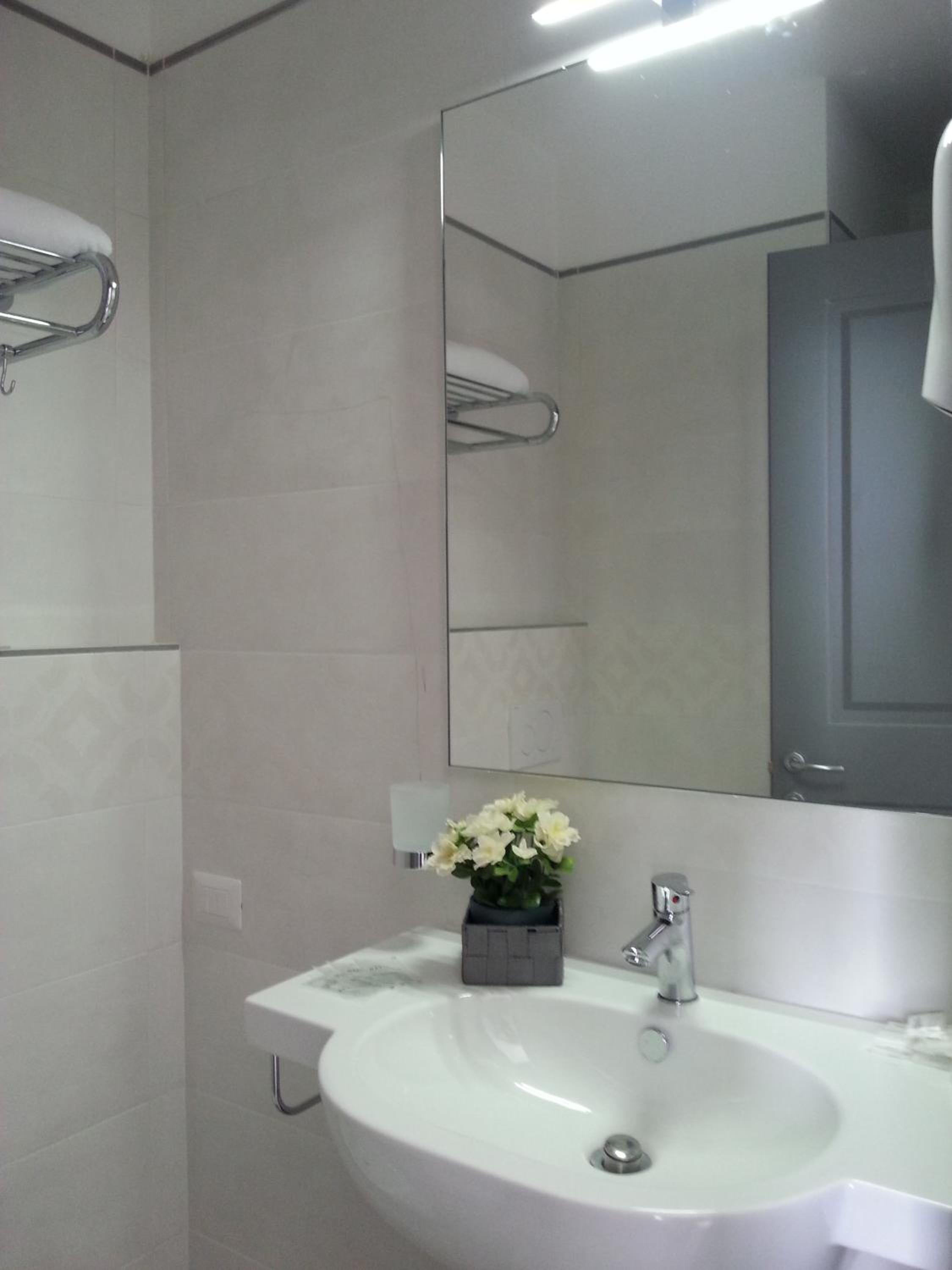 Double or Twin Room with Sea View - Photo 4