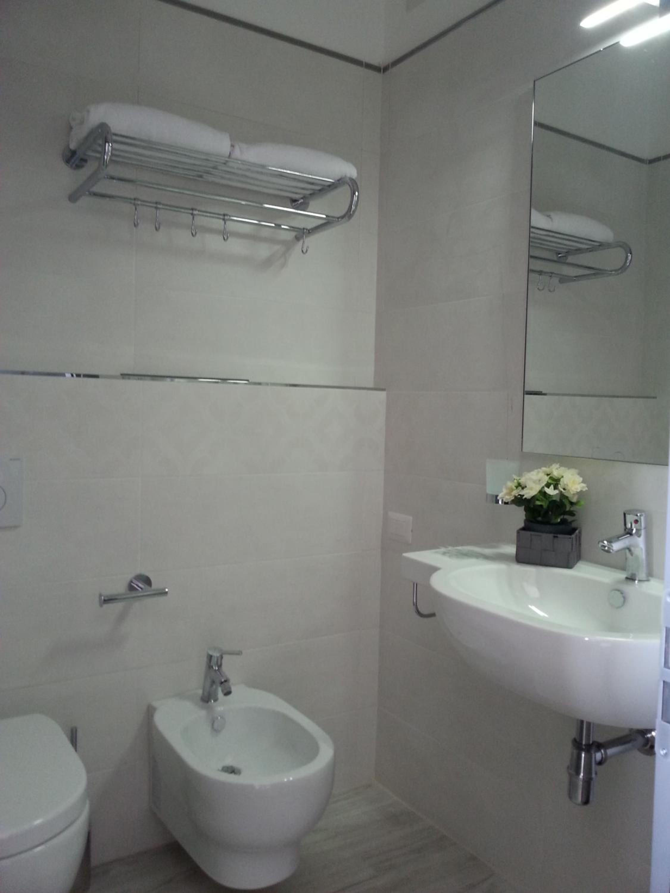 Double or Twin Room with Sea View - Photo 8