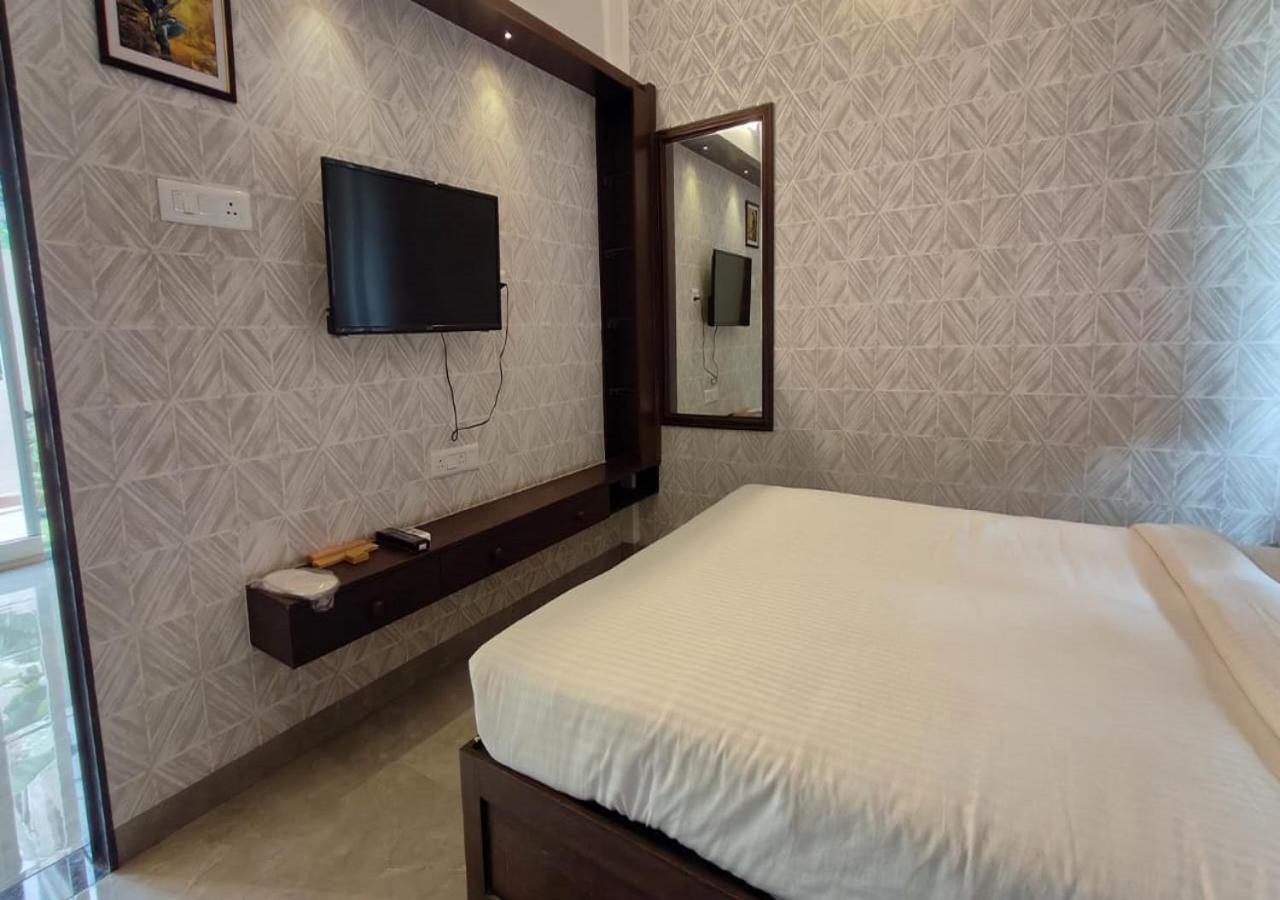 Deluxe King Room - Photo 21