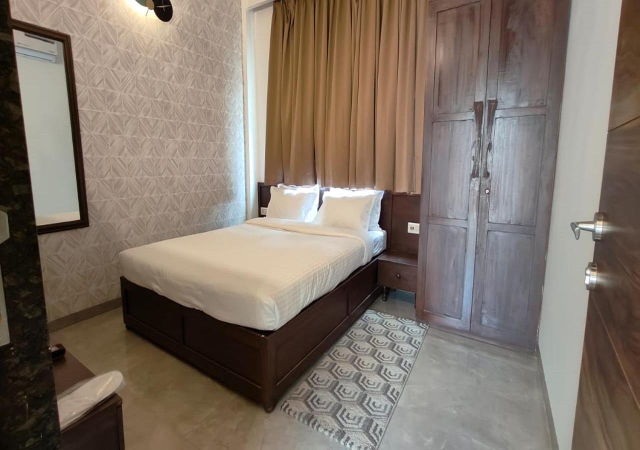 Deluxe King Room - Photo 23