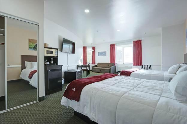 Deluxe Queen Room with Two Queen Beds - Photo 1