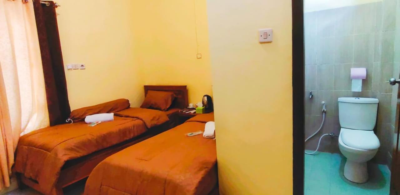 Twin Room with Private Bathroom photo 2