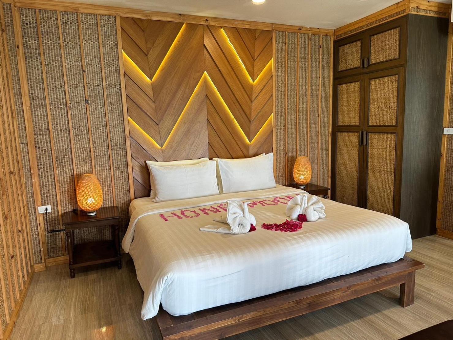 Suite with Hot Tub - Beach Front - Photo 5