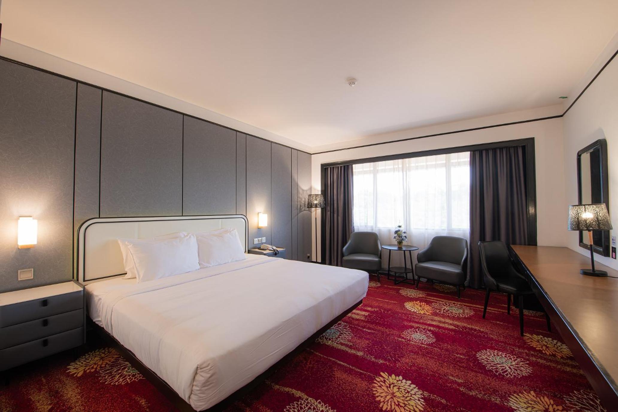 Deluxe Double Room thumbnail 6
