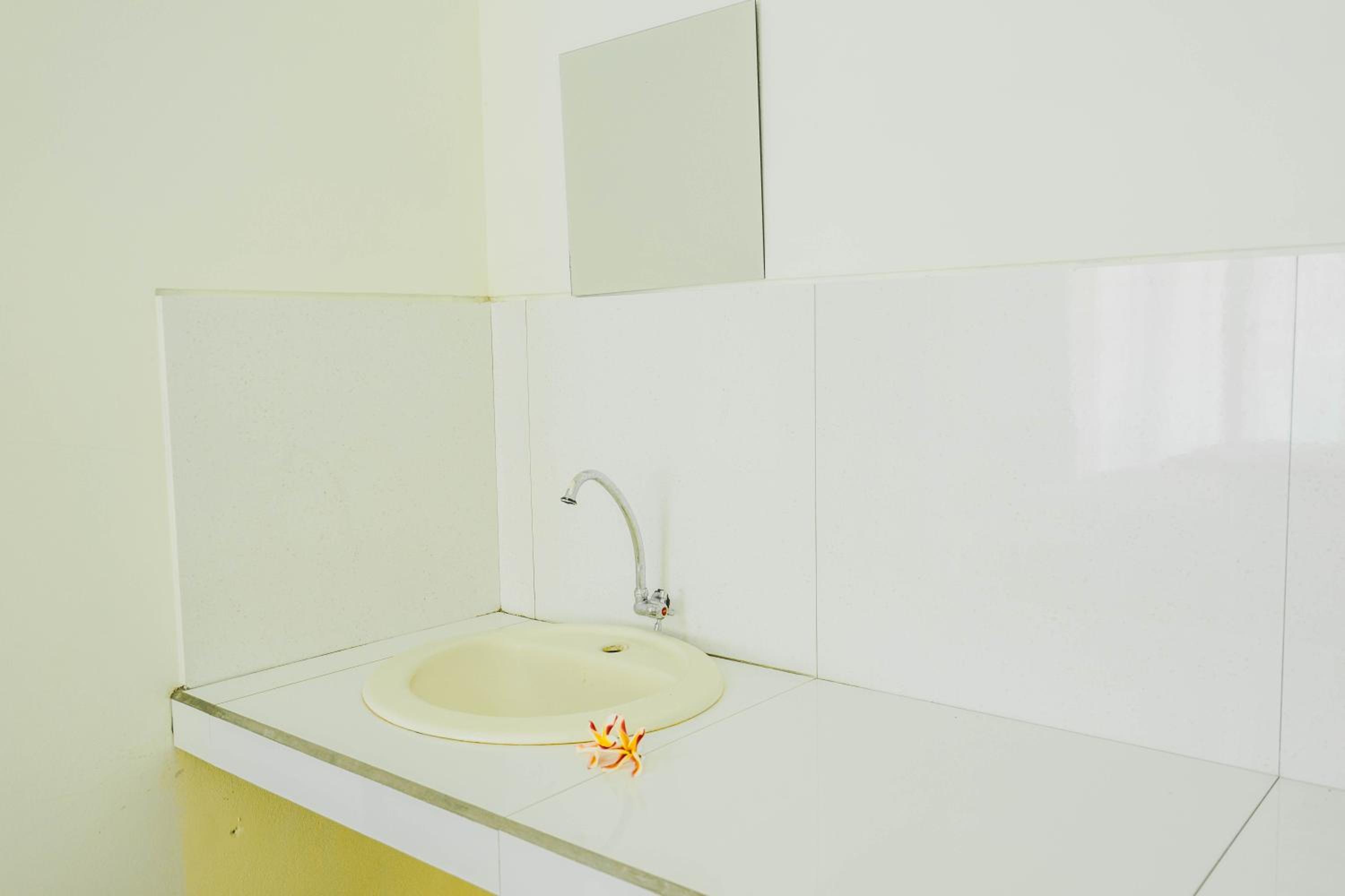 Standard Queen Room - Photo 12