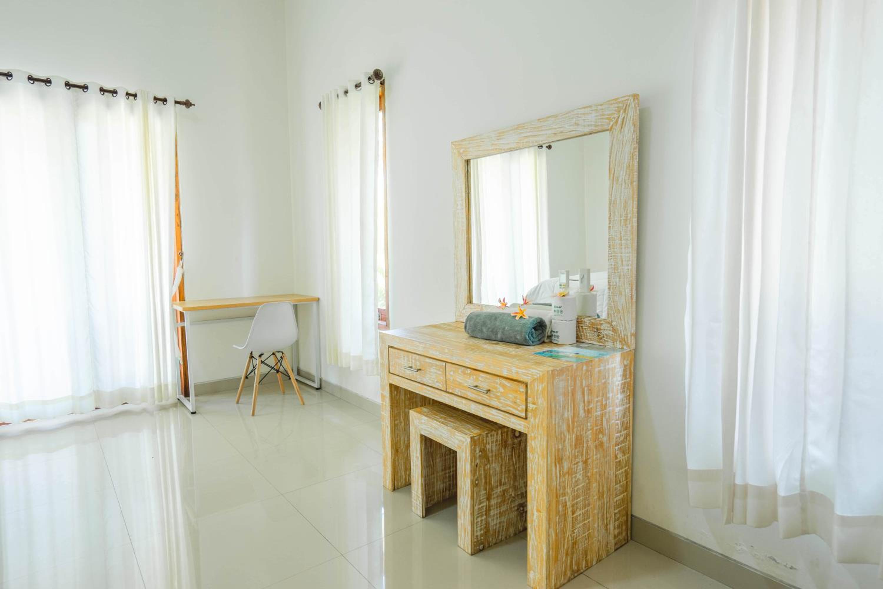 Standard Queen Room - Photo 8