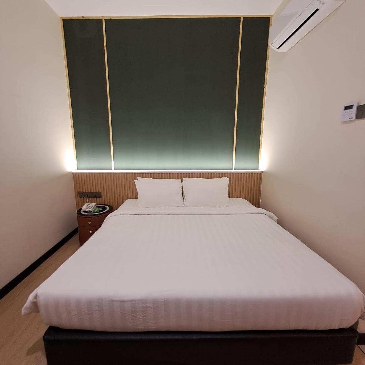 Deluxe Double Room (2 Adults + 1 Child)