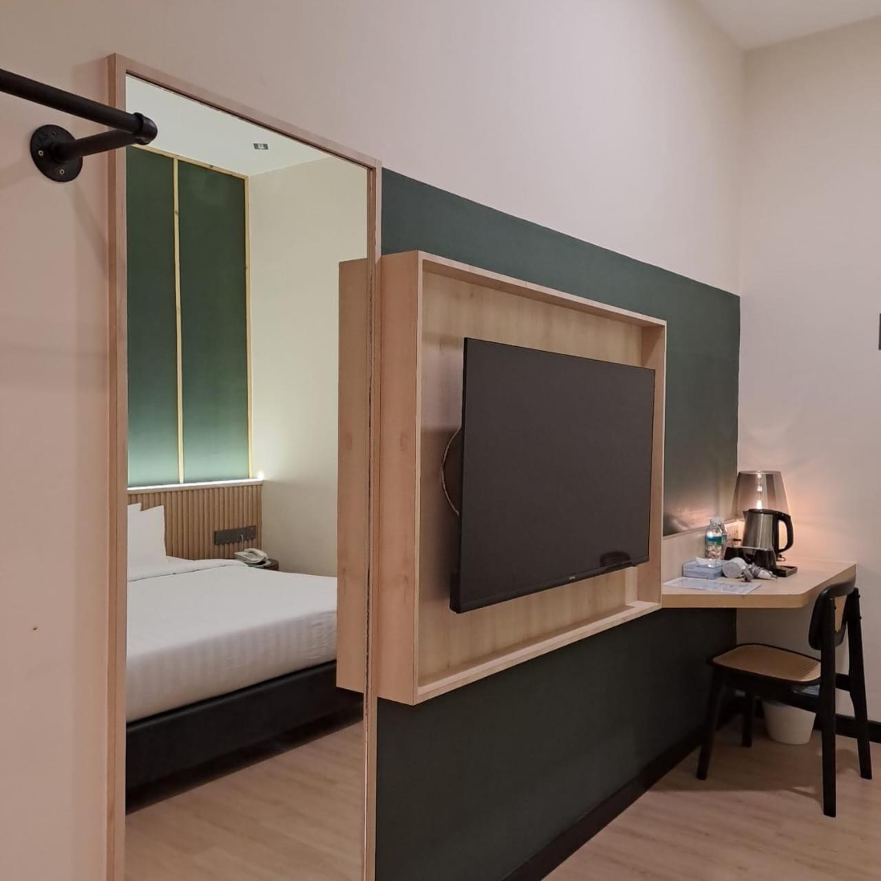 Deluxe Double Room (2 Adults + 1 Child)