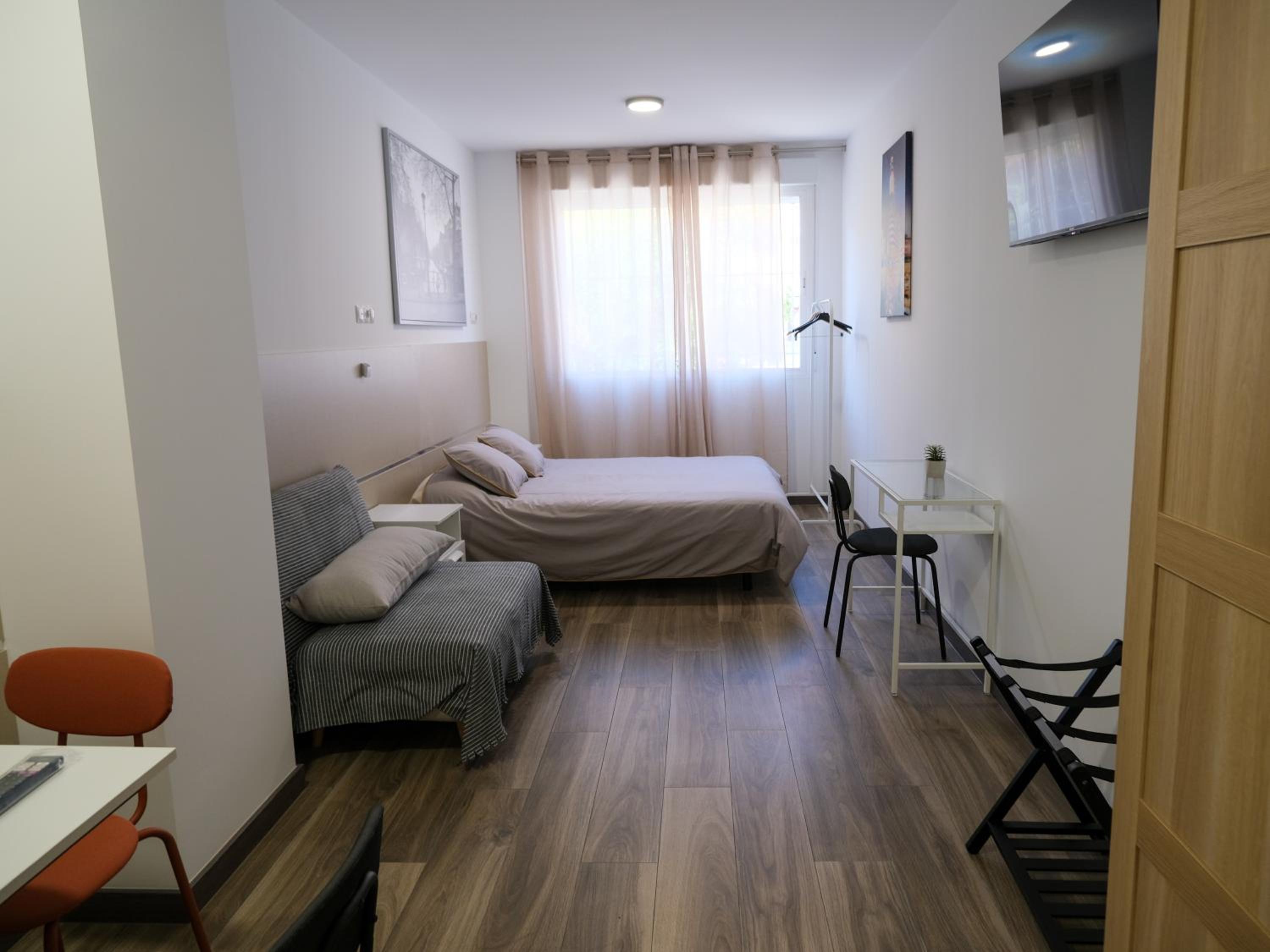 Estudio King con Sofá Cama