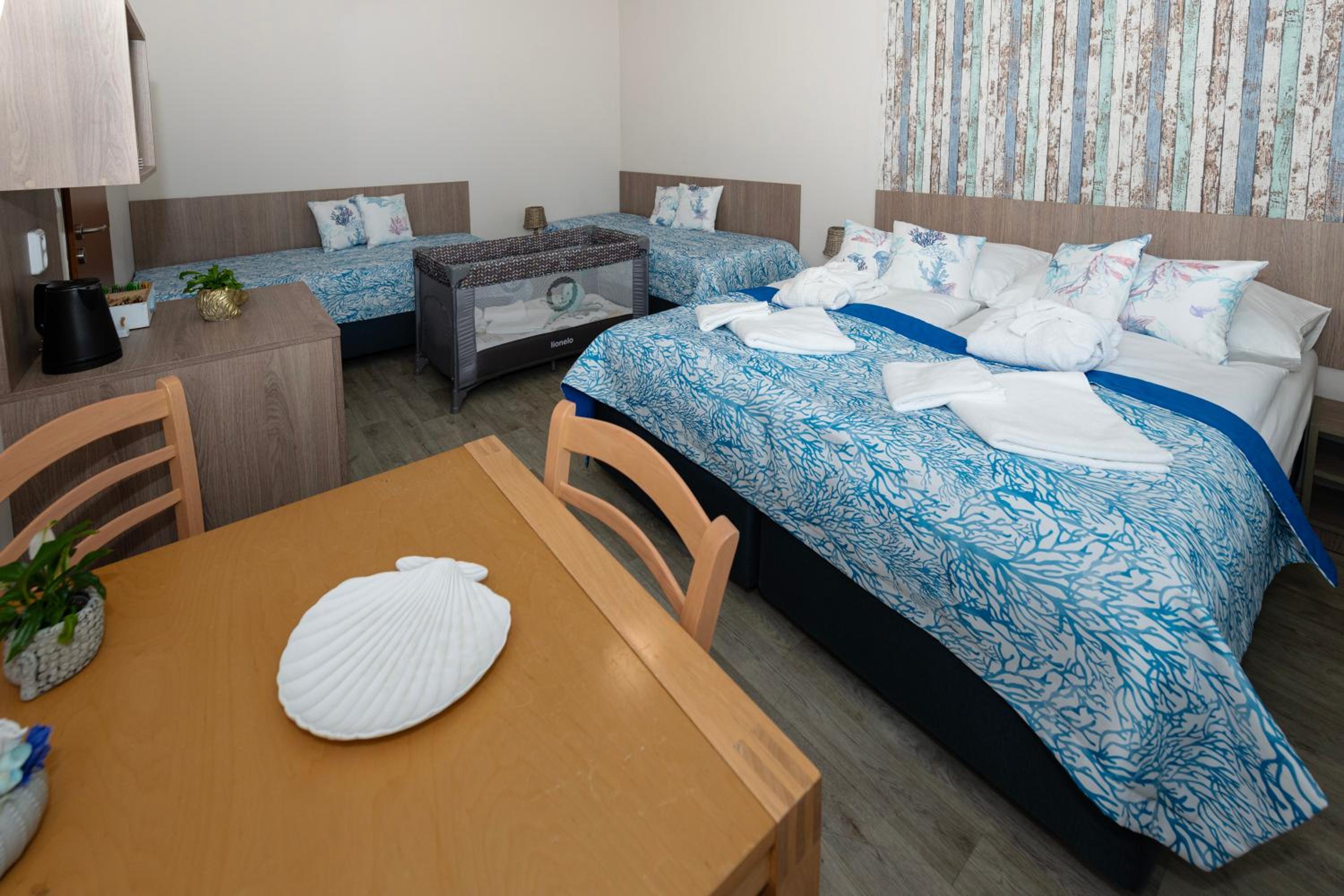 Quadruple Room With Private Bathroom - Photo 1