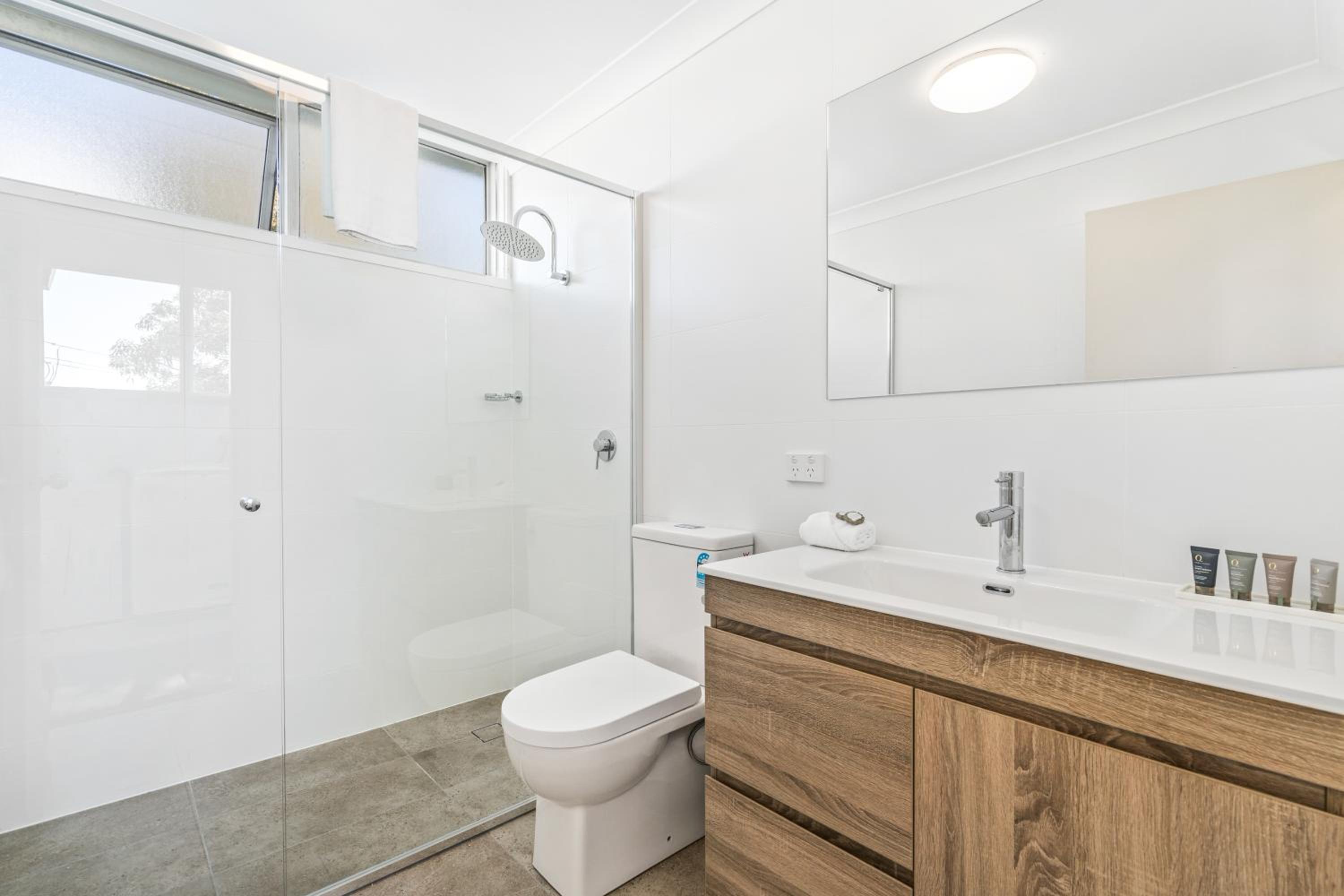 Executive Two-Bedroom Apartment-Daily Housekeeping photo 3
