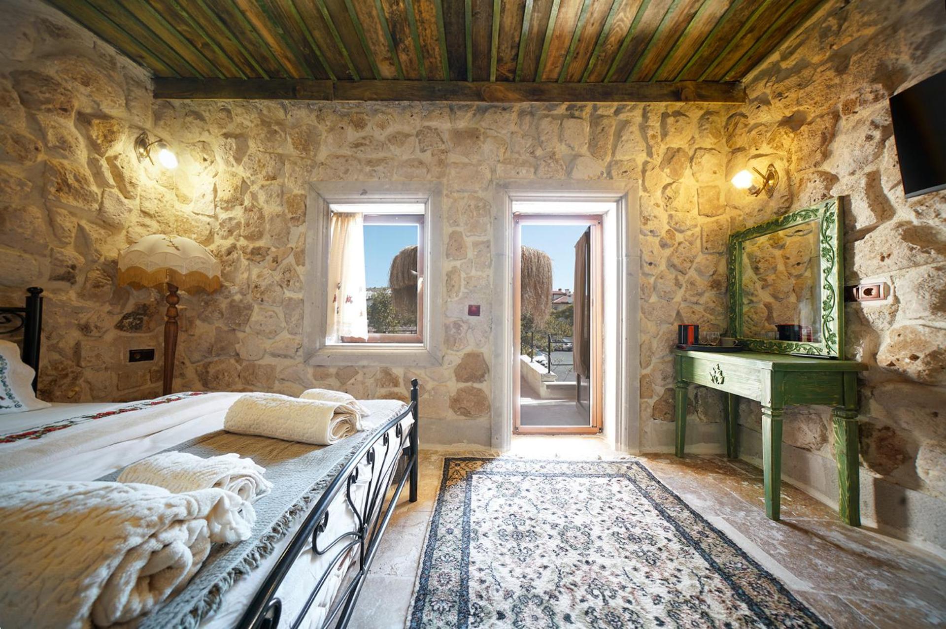 Queen Room with Balcony photo 1
