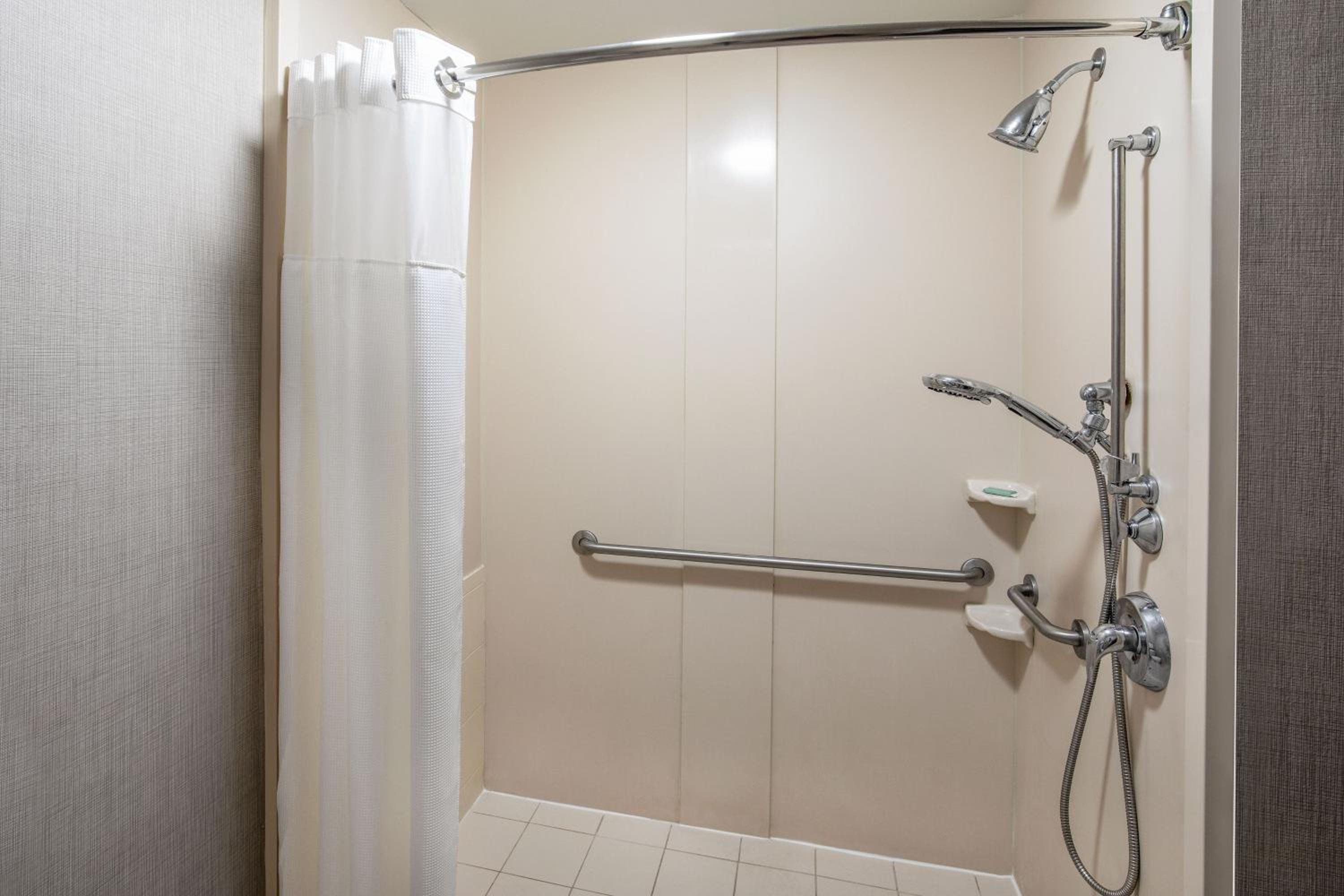  One-Bedroom Queen Suite with 2 Queen Beds, Sofa Bed, Full Kitchen, Living Space - Photo 5