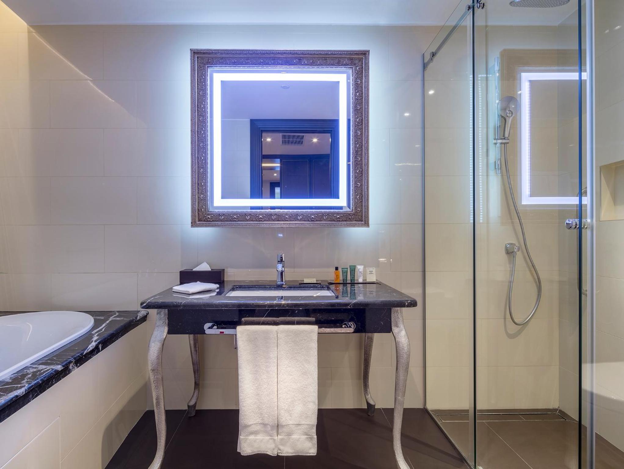 Executive Double Room with Two Double Beds - Lounge Access - Photo 2