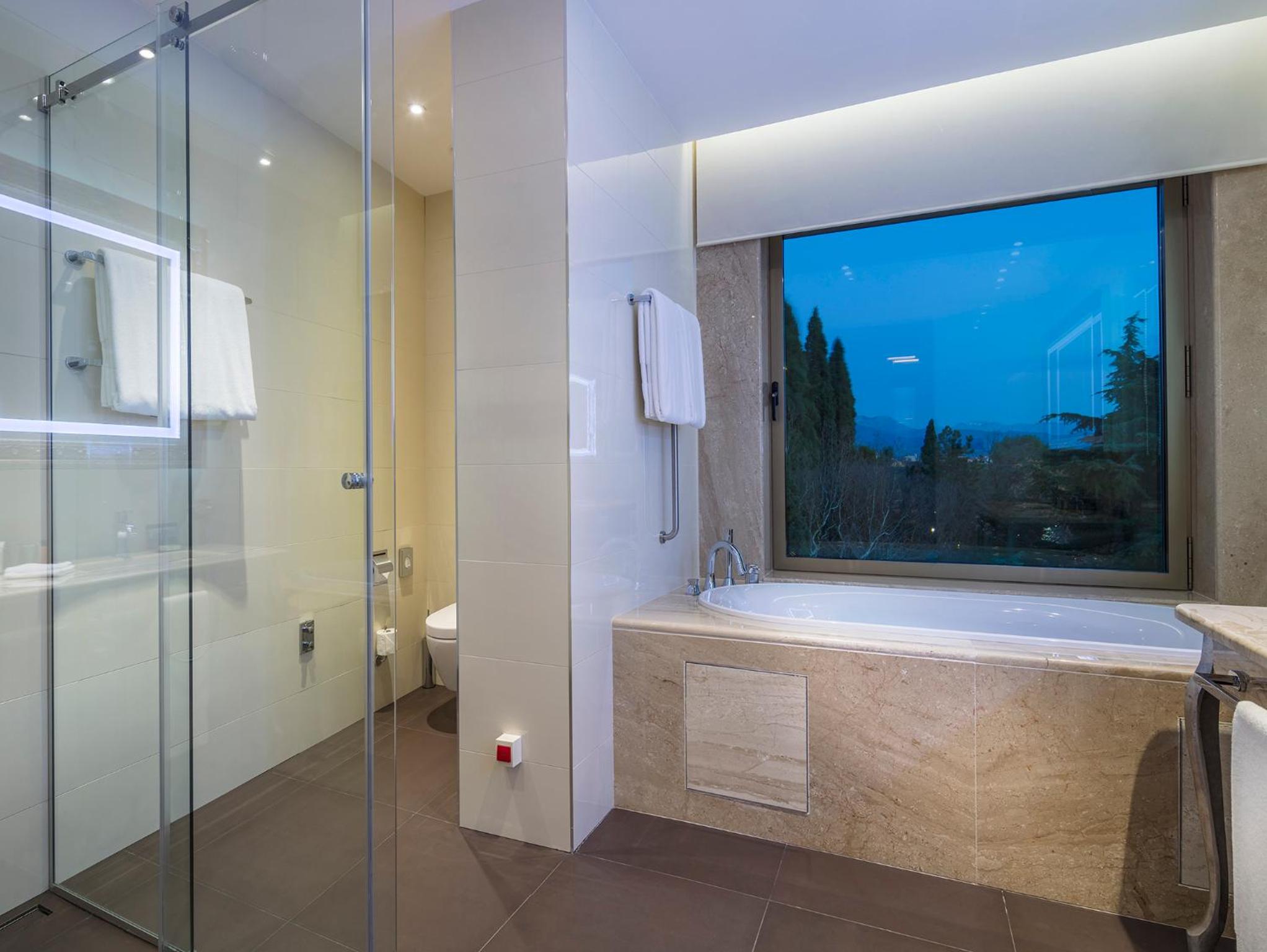 Deluxe King Room with Park View - Photo 3