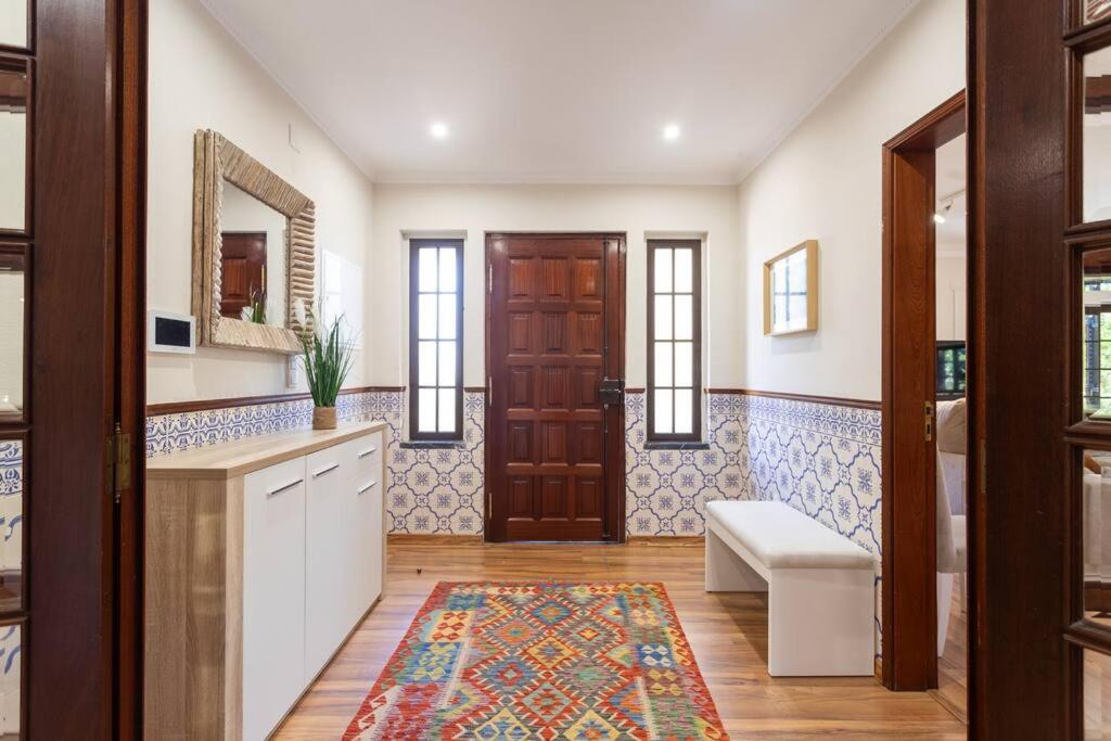 Six-Bedroom House photo 3