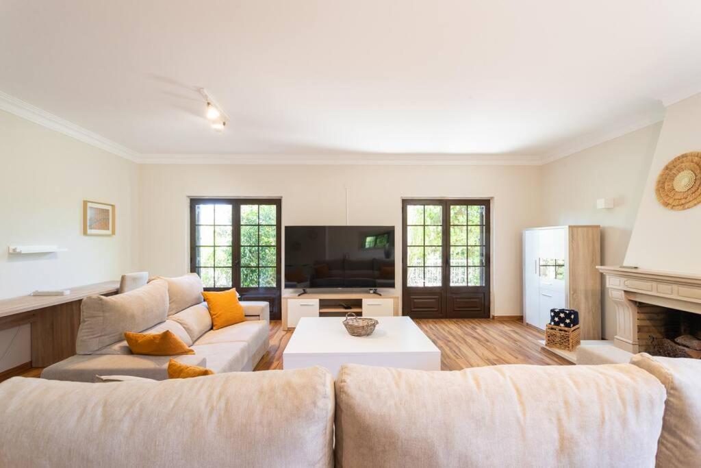 Six-Bedroom House photo 2