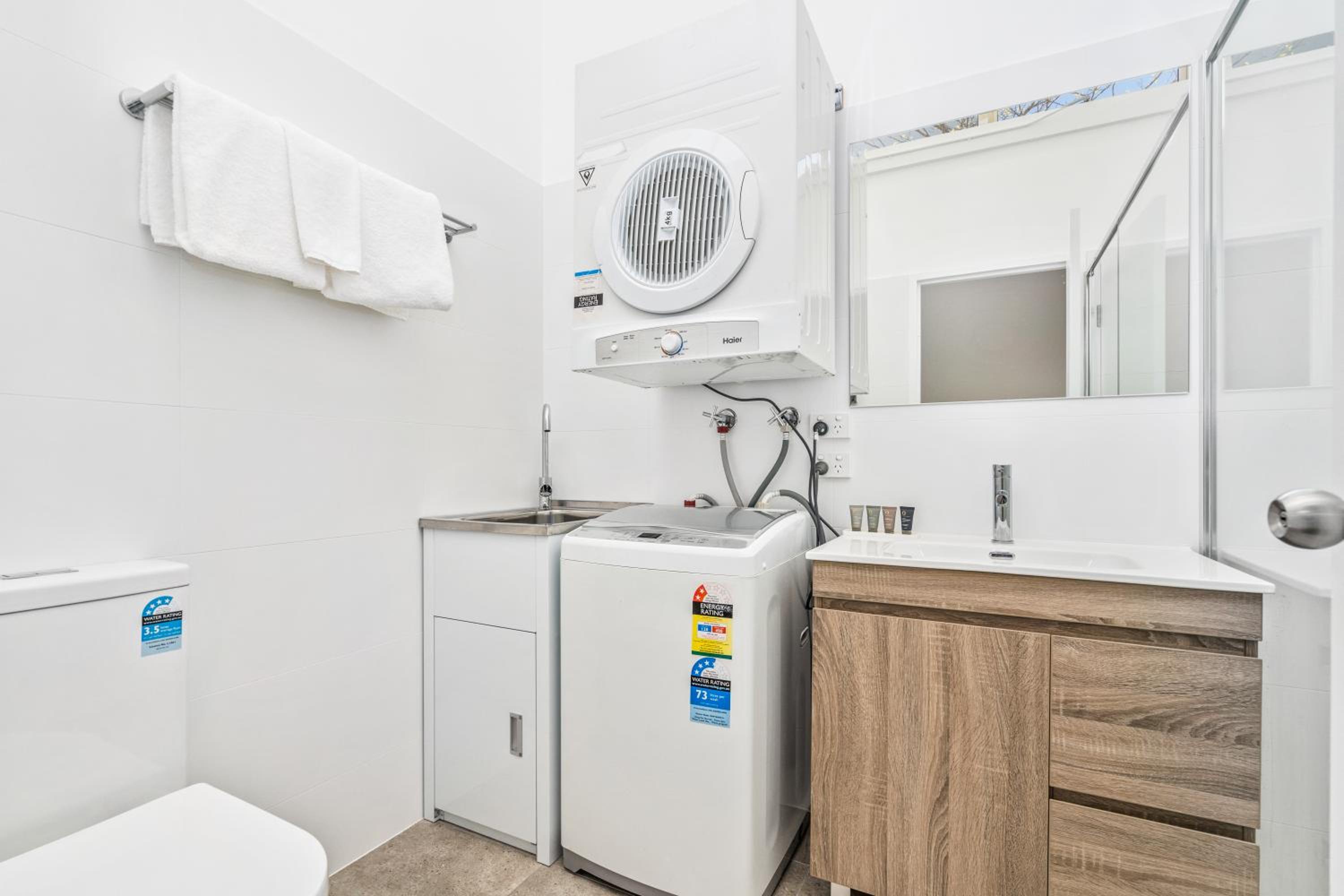 Executive One-Bedroom Apartment-Daily Housekeeping photo 2