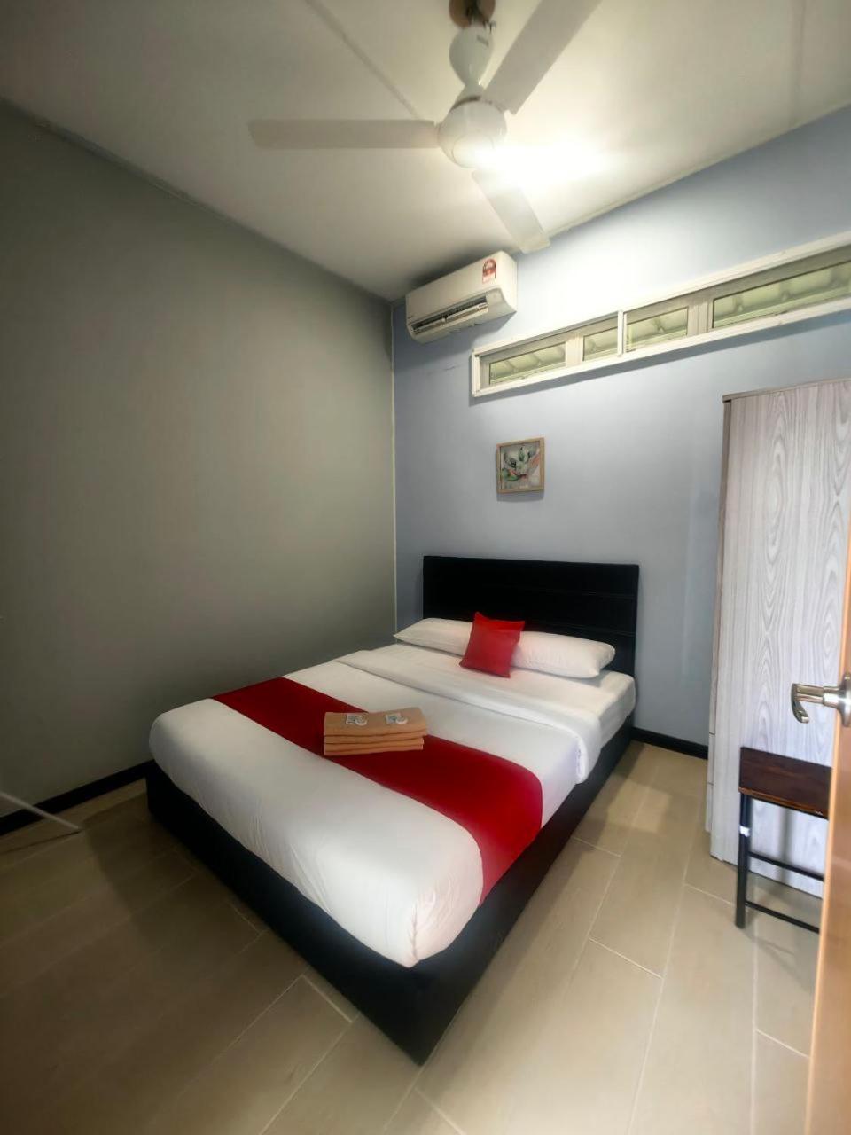 Double Room with Private Bathroom - Photo 11