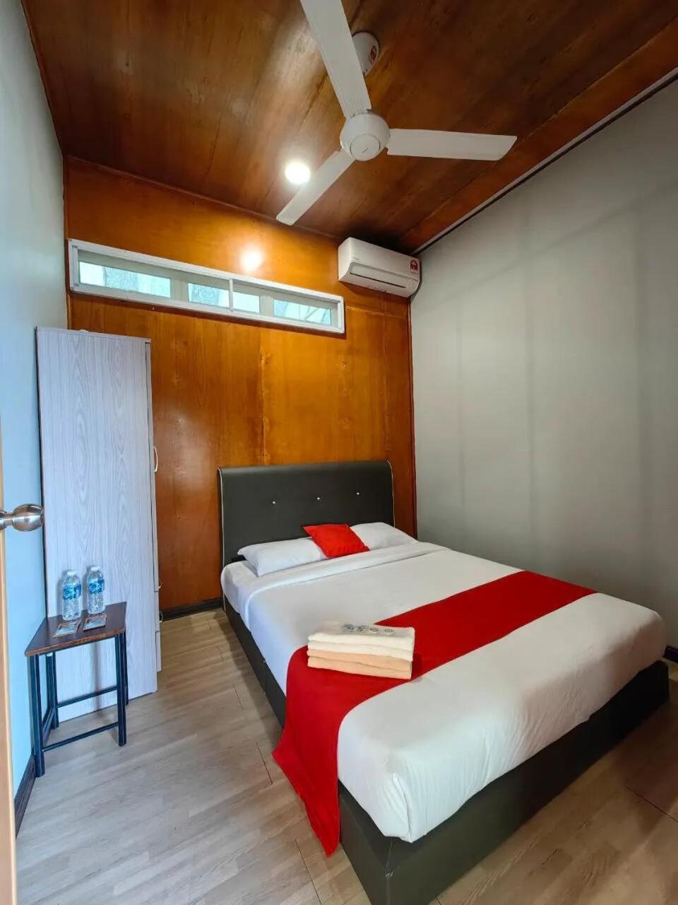Double Room with Private Bathroom - Photo 14