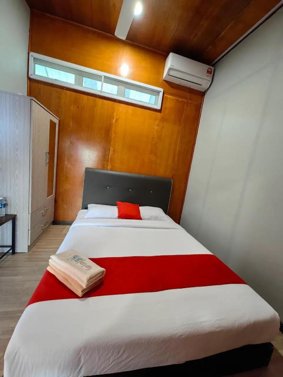 Double Room with Private Bathroom - Photo 13