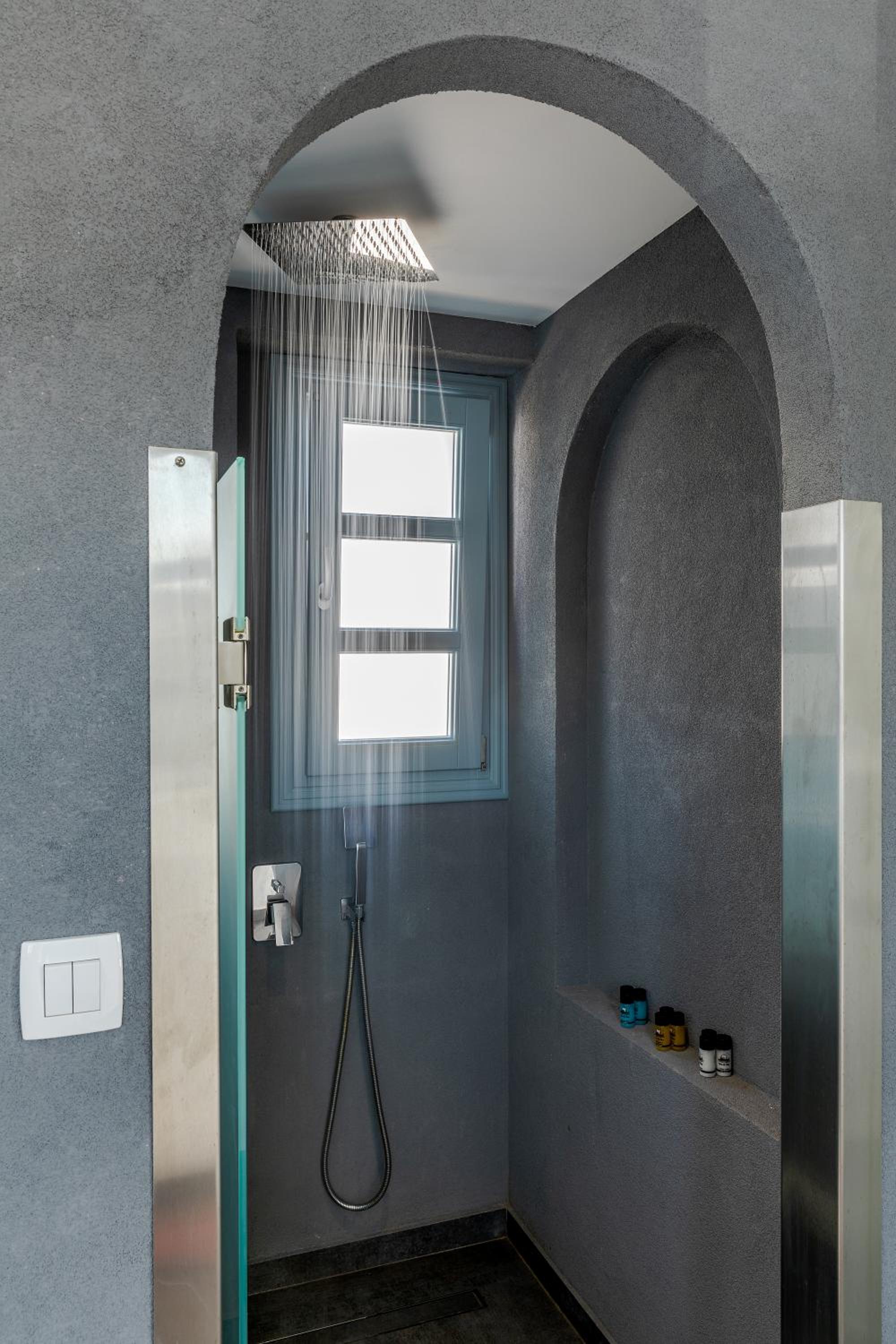 Queen Suite with Spa Bath photo 3