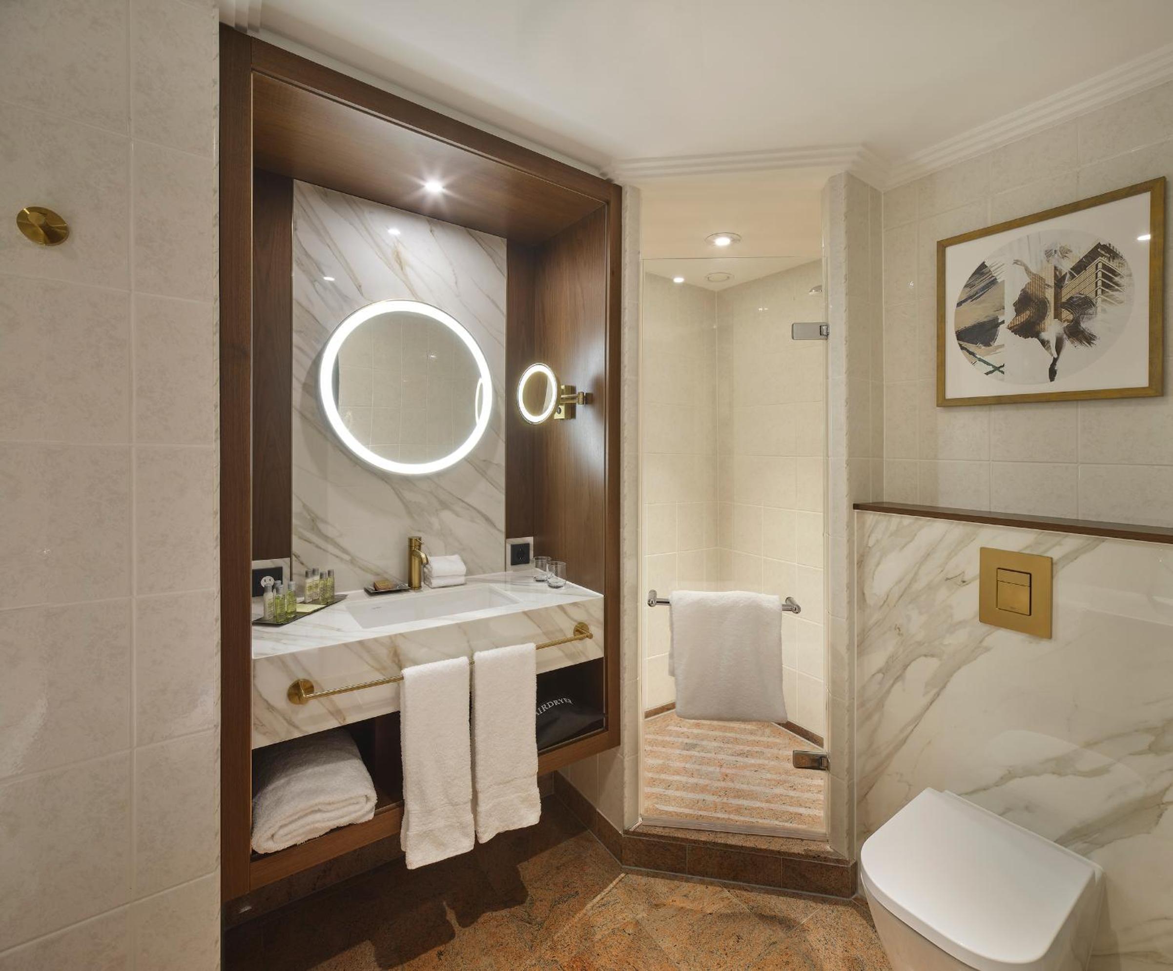 One-Bedroom Corner Suite thumbnail 5
