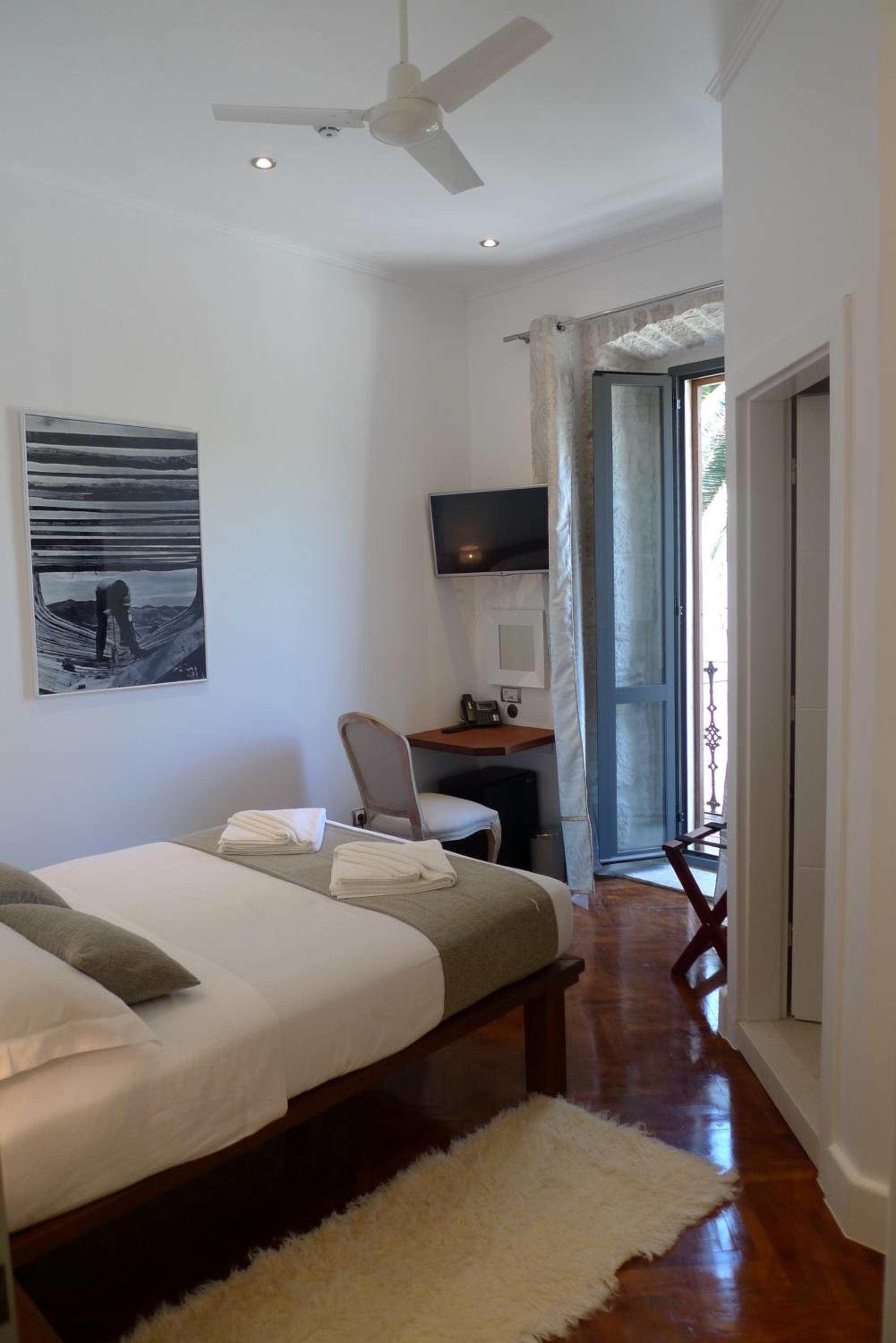 Double Room with Balcony and Sea View - Photo 18