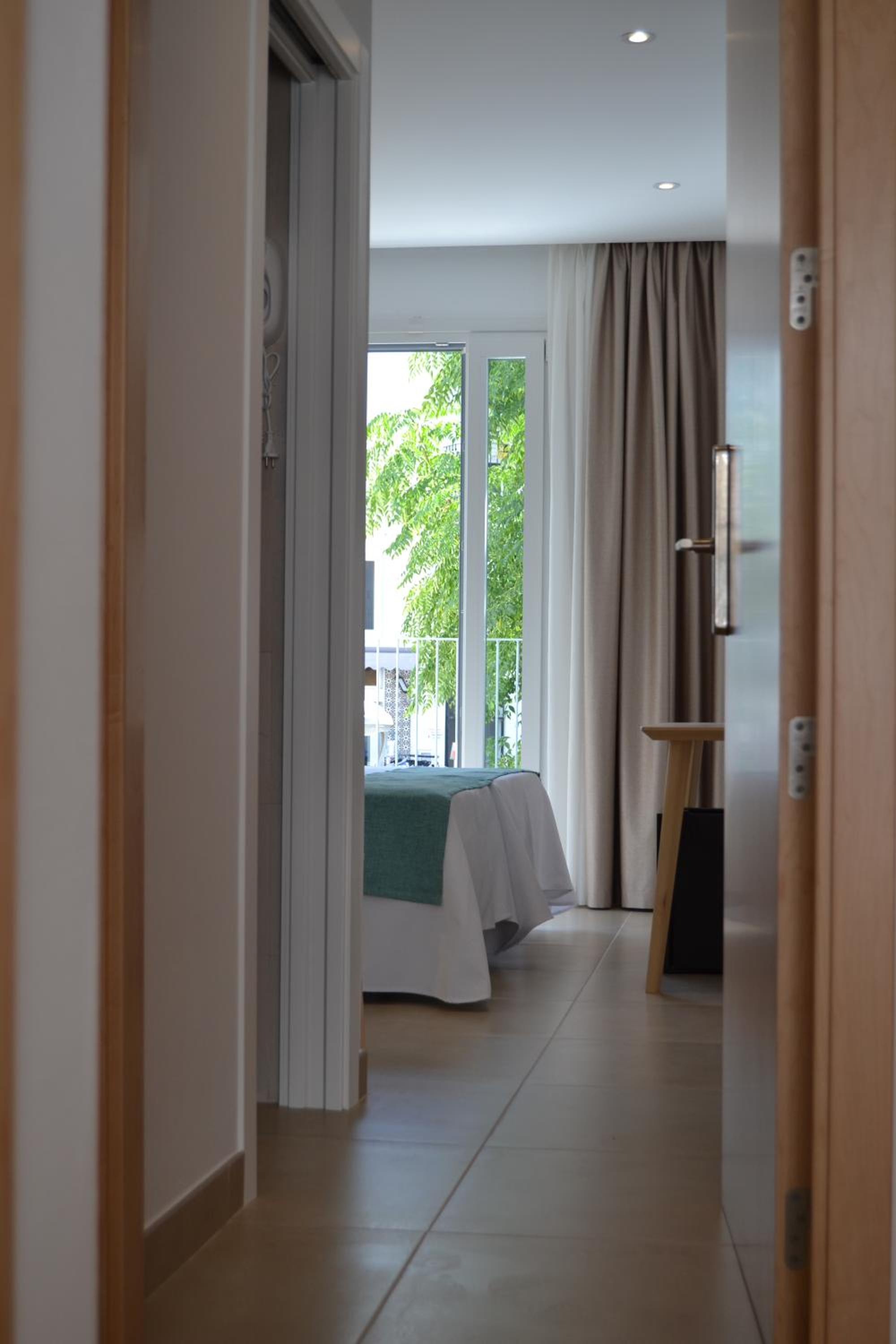 Double or Twin Room with Balcony photo 2