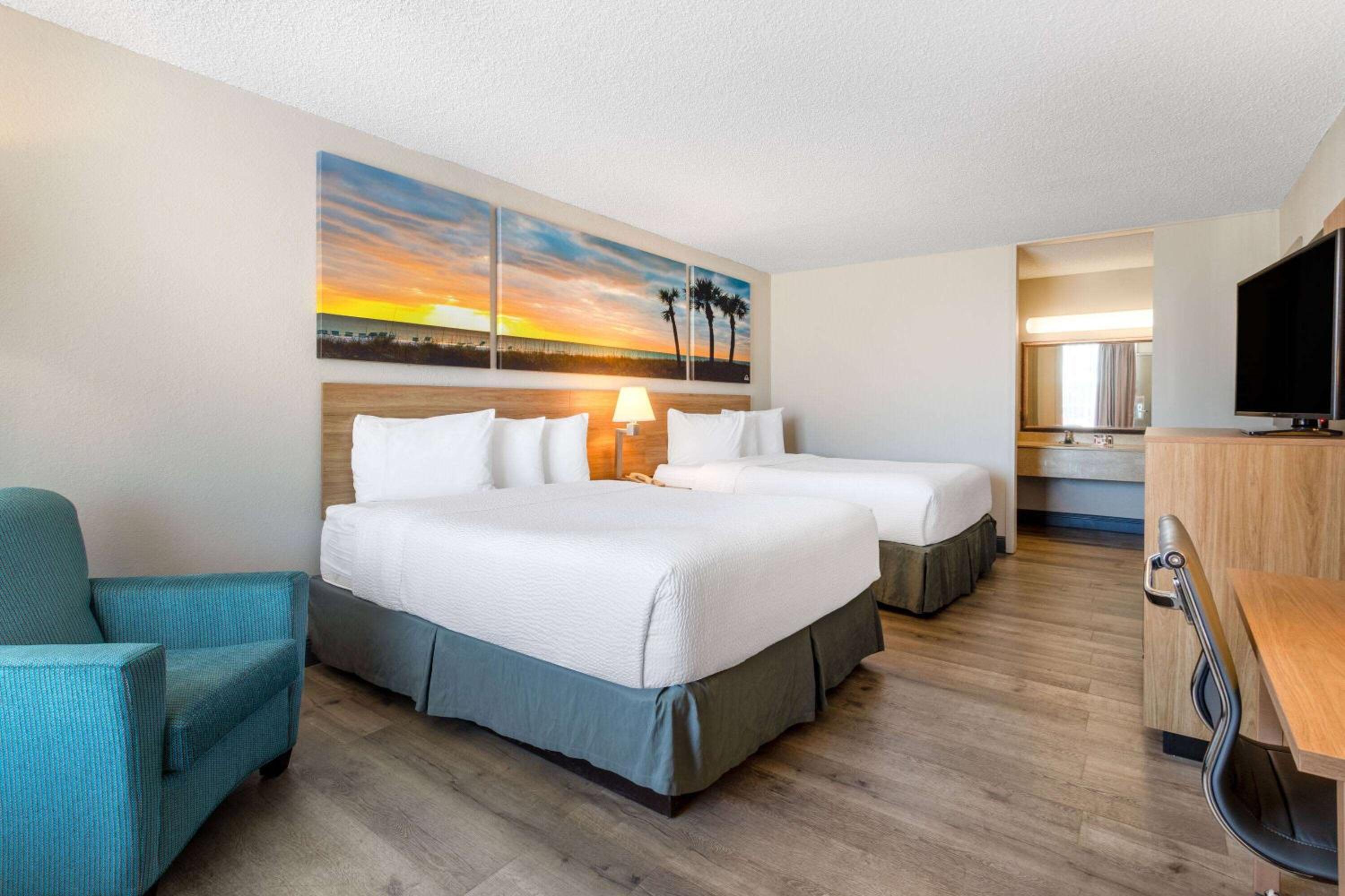 Queen Room with Two Queen Beds - Non-Smoking - Photo 4