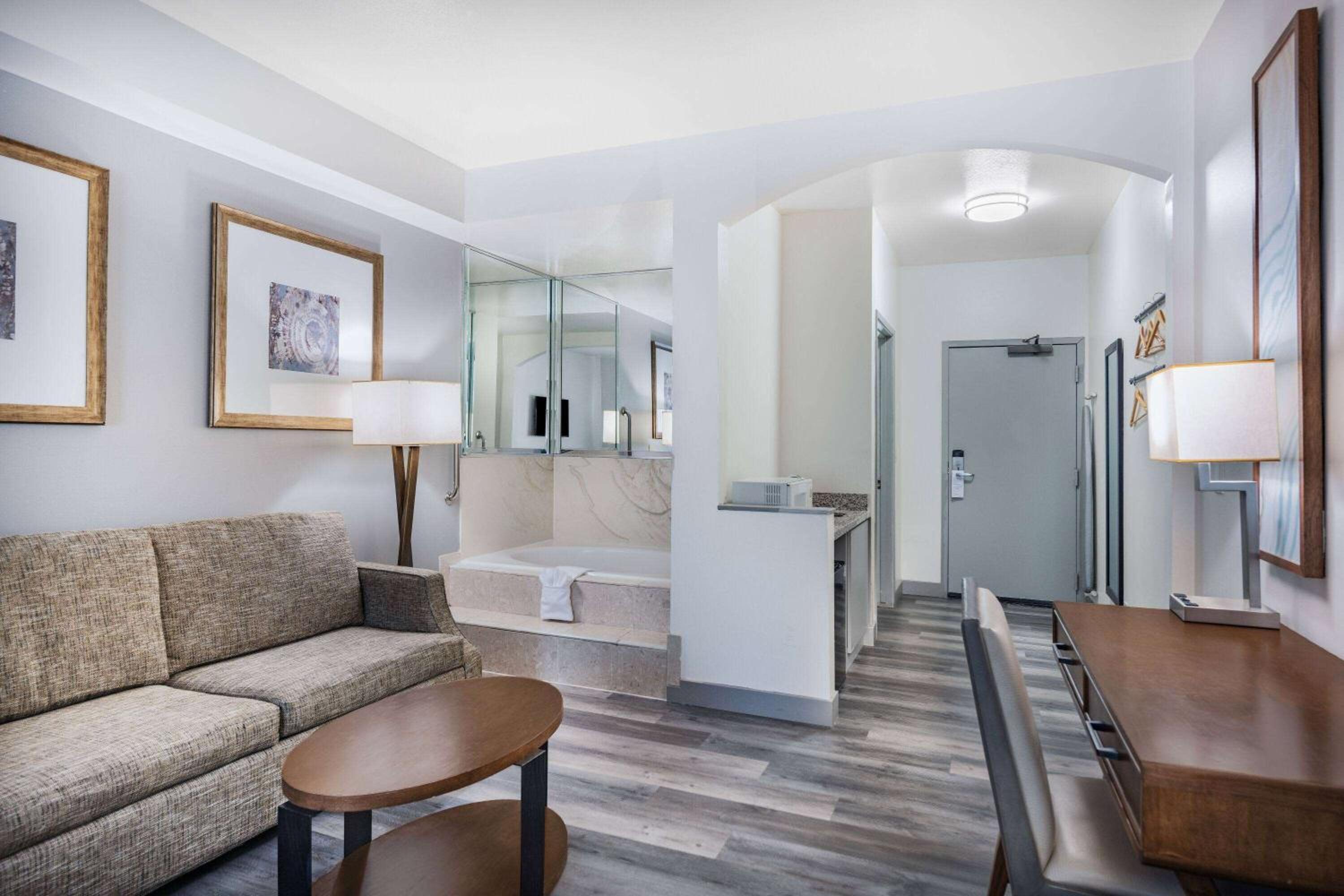 King Suite with Jetted Tub - Non-Smoking - Photo 4