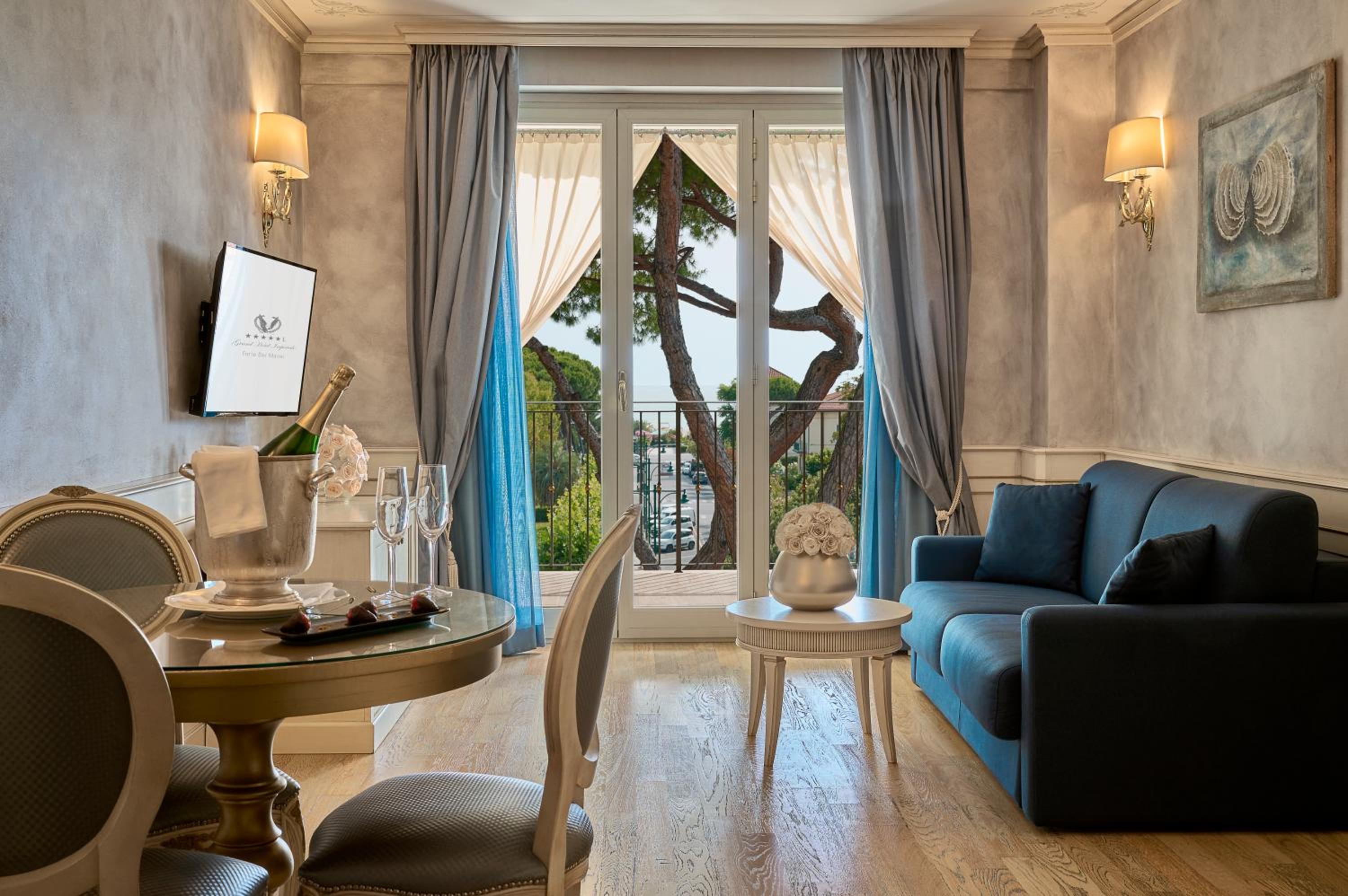 Suite - Photo 1