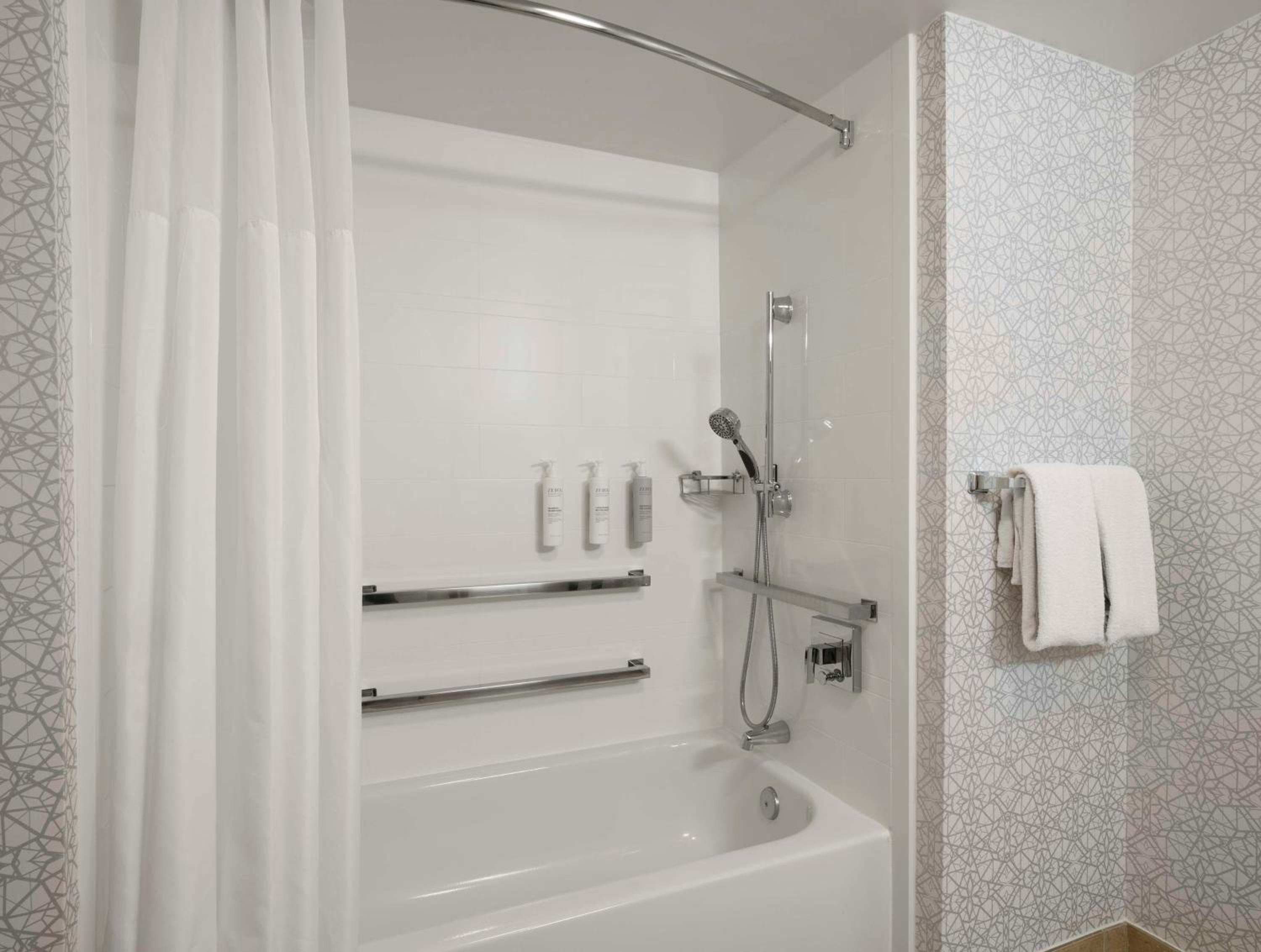 King Room with Accessible Tub - Mobility and Hearing Access/Non-Smoking - Photo 2