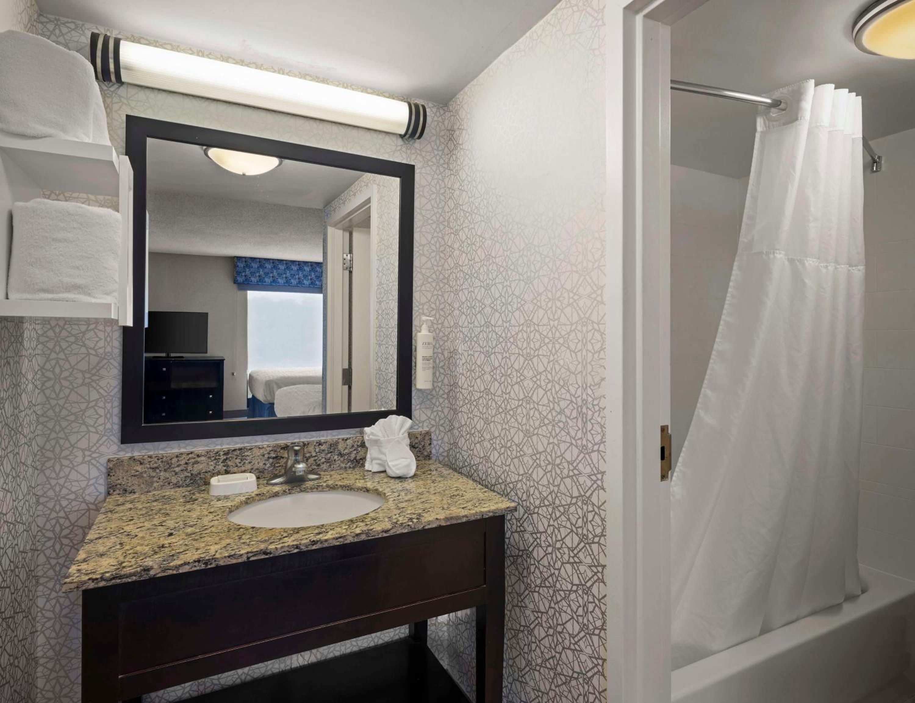 Queen Studio Suite with Two Queen Beds and Sofa Bed - Non-Smoking - Photo 2