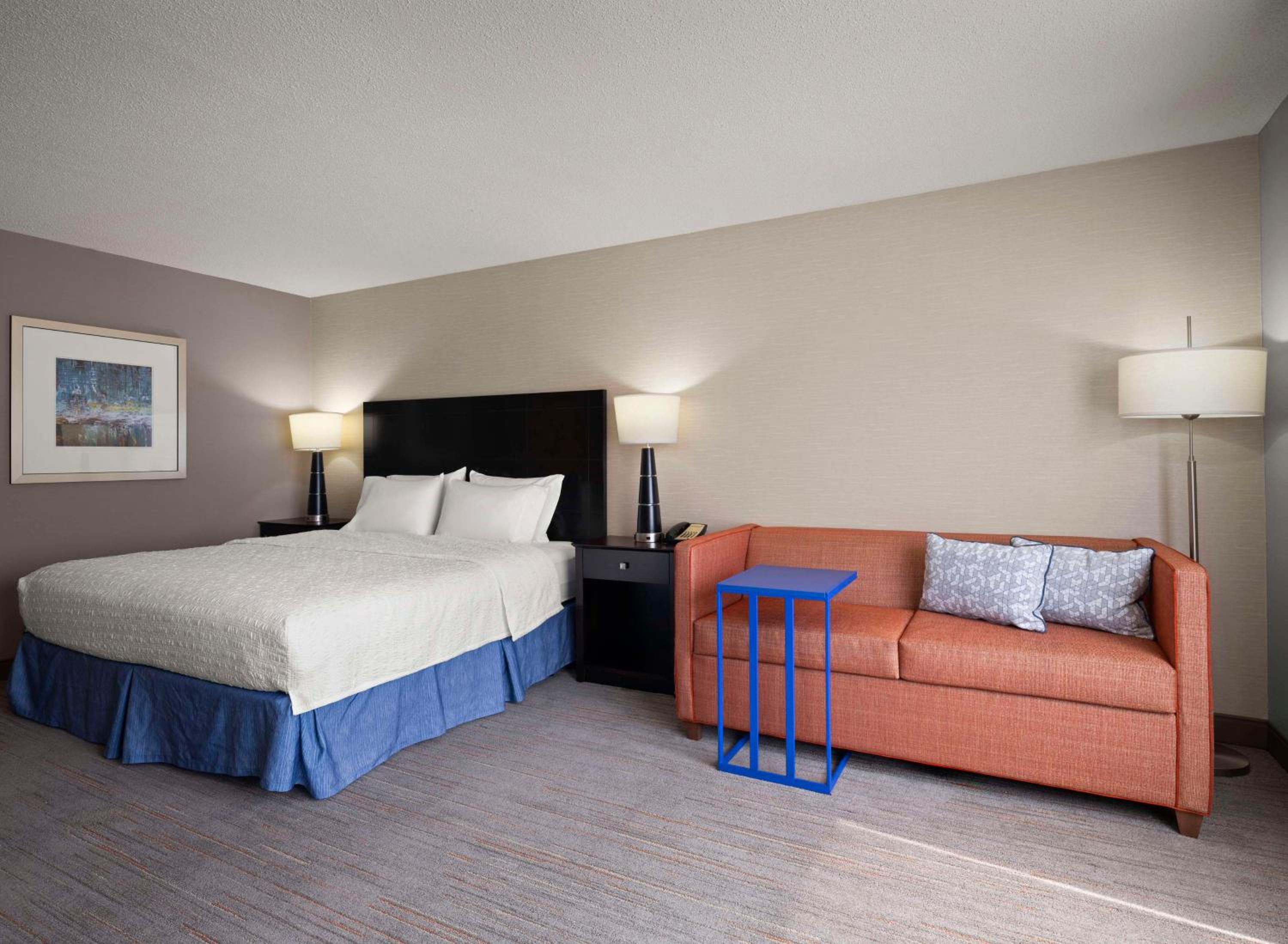 King Room with Accessible Tub - Mobility and Hearing Access/Non-Smoking - Photo 3
