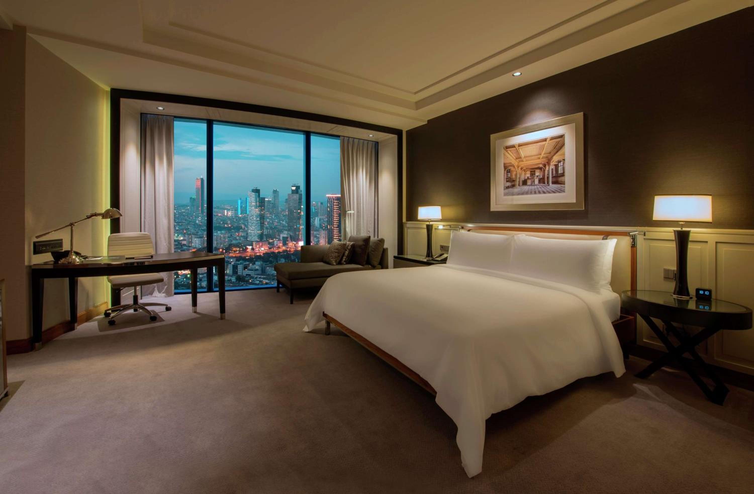 Executive King Room - Lounge Access thumbnail 6
