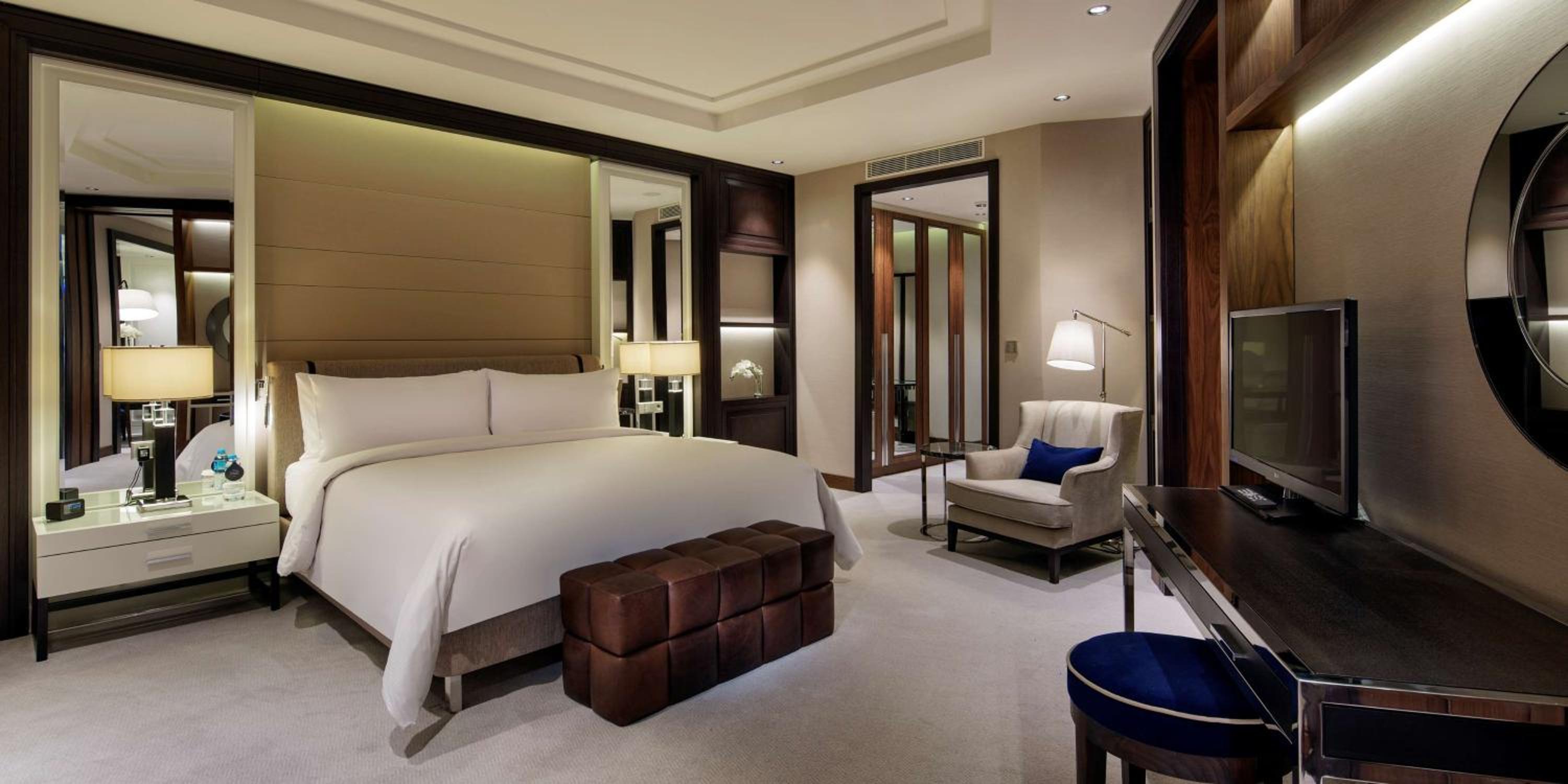 Suite with Lounge Access - Mobility Accessible