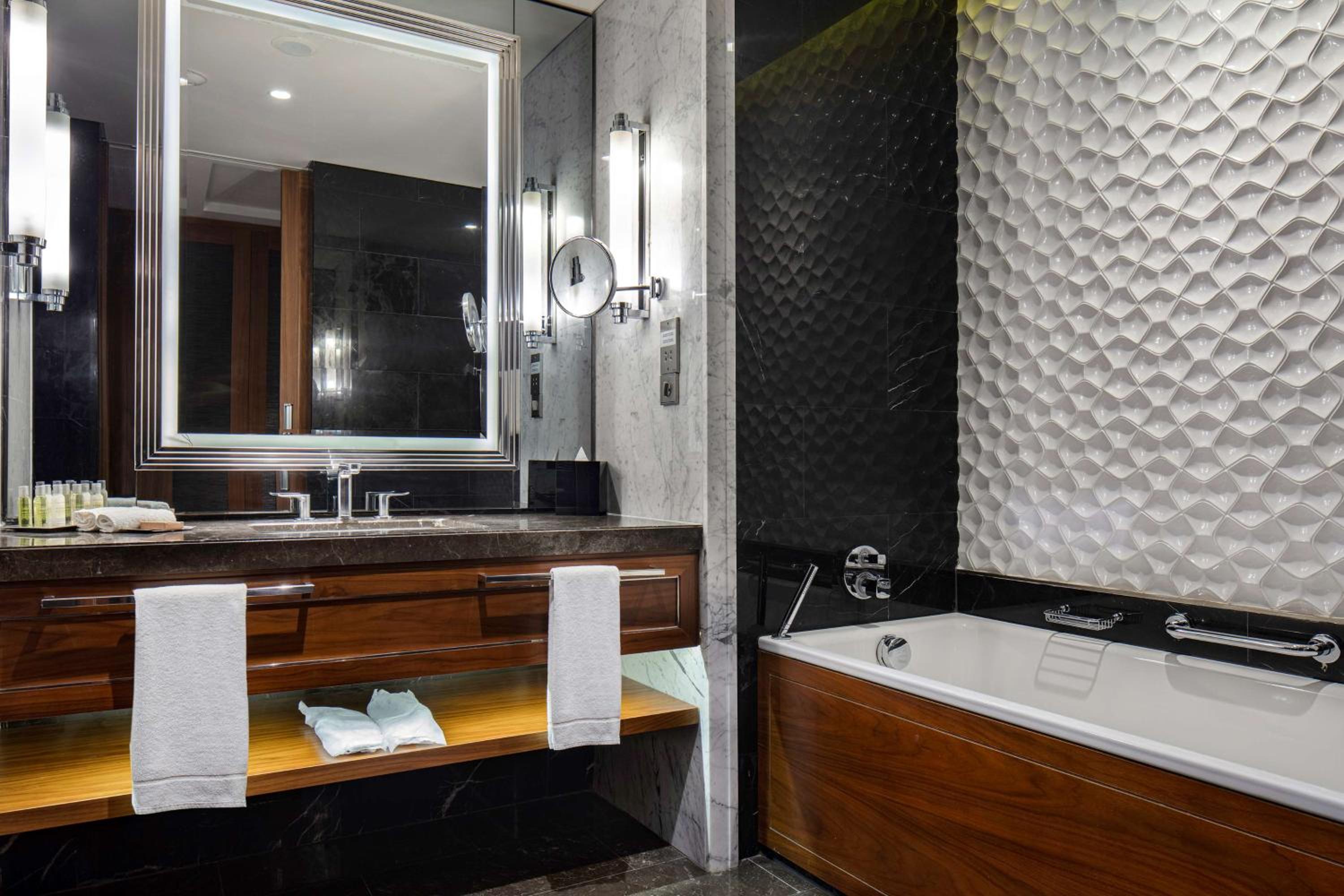Deluxe King Room with Sea View - Photo 7
