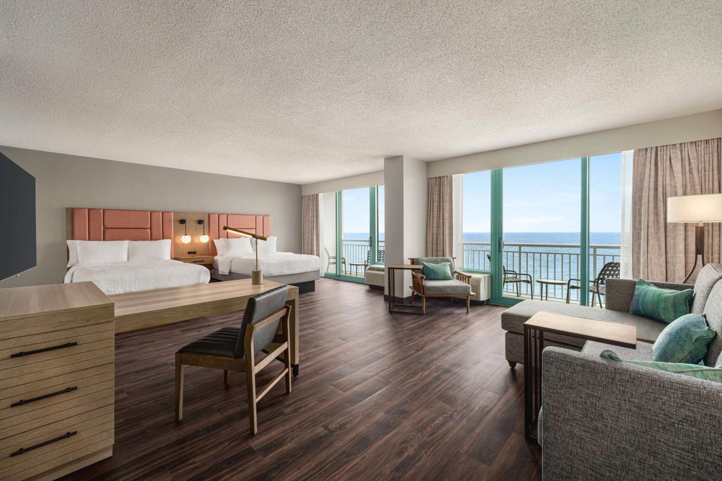 Queen Suite with Two Queen Beds and Sofa Bed - Bath Tub/Oceanfront/Floor 10 photo 1