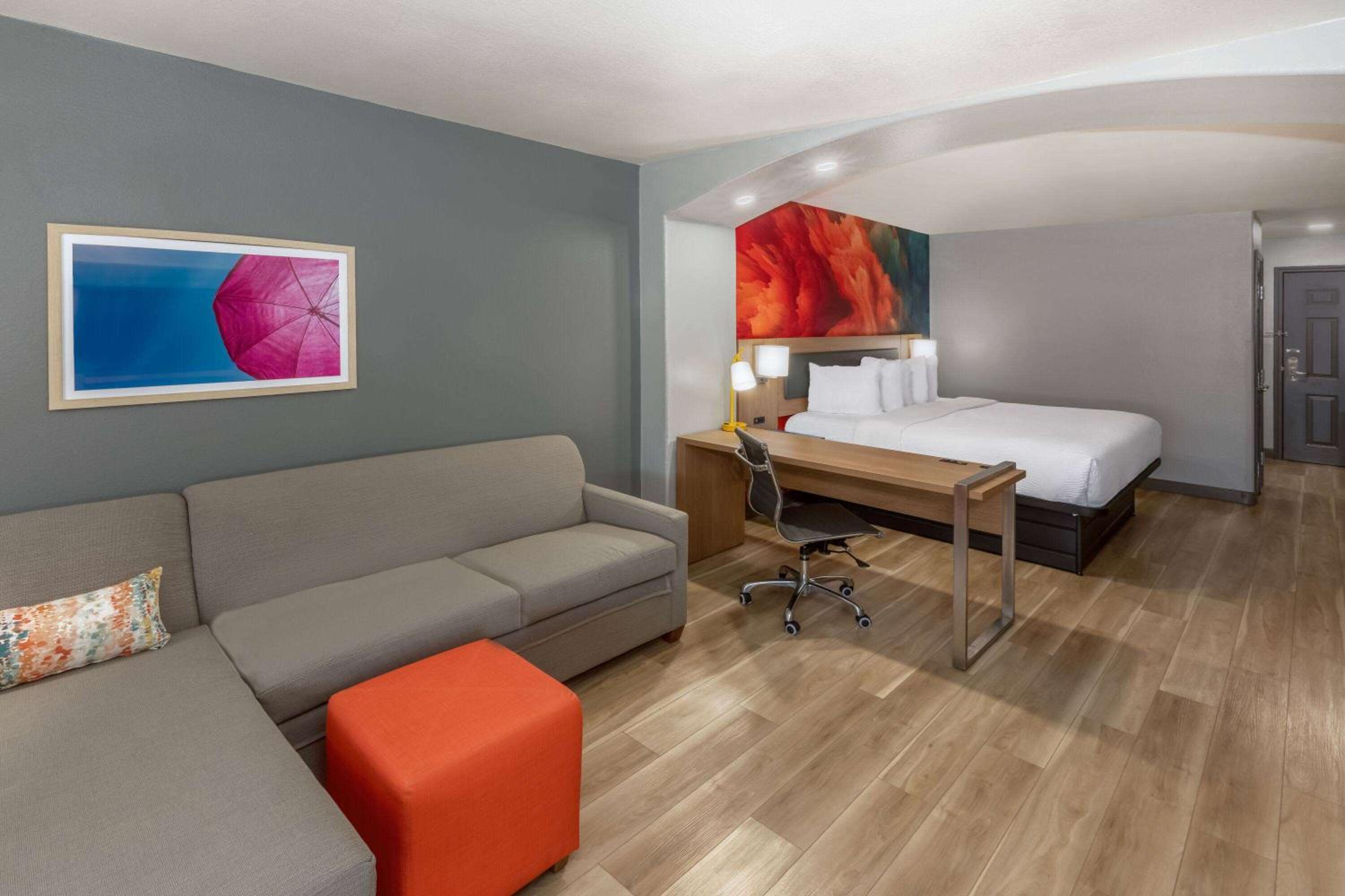 Deluxe King Room with Bath Tub - Mobility Accessible/Non-Smoking - Photo 1