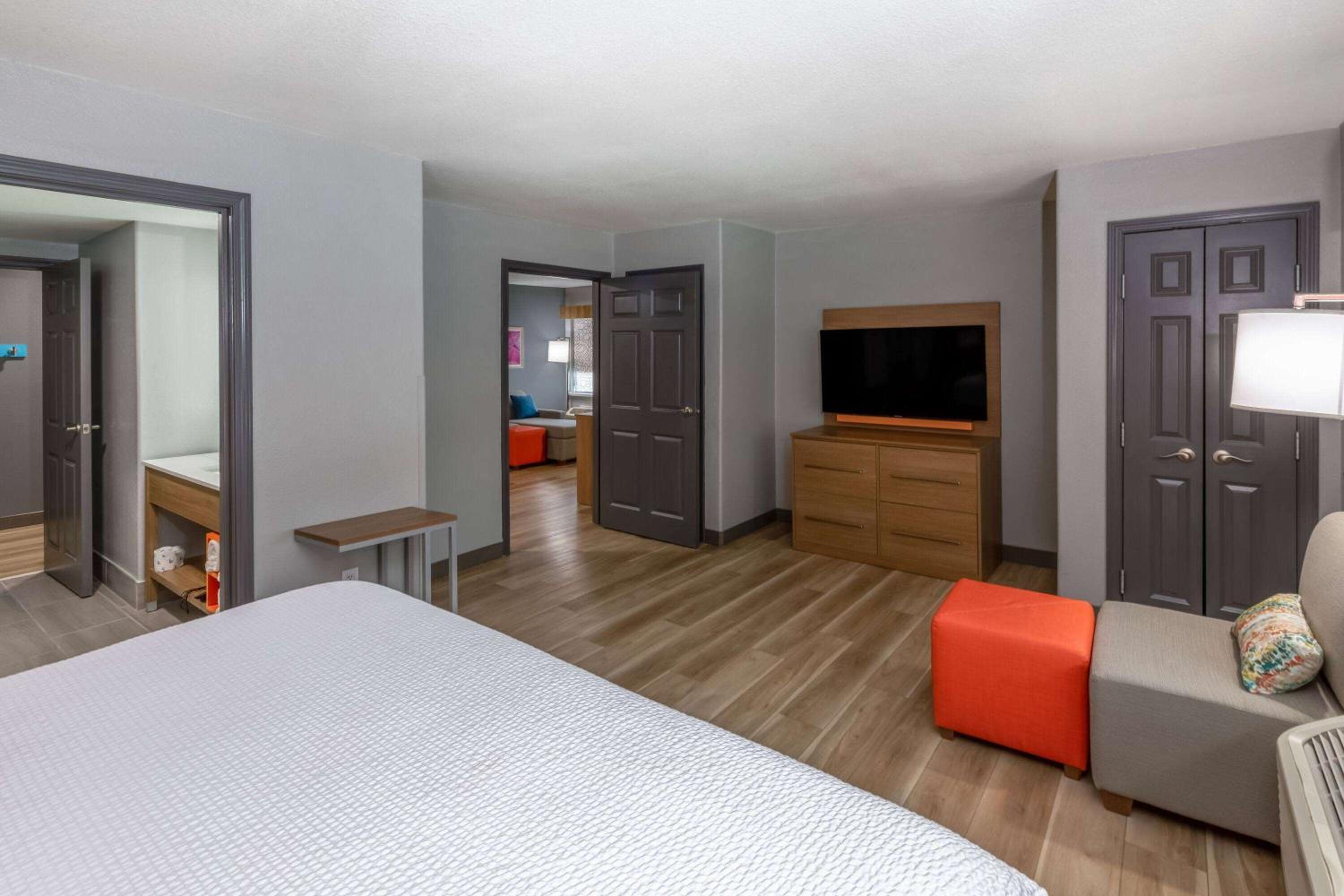 King Suite - Non-Smoking - Photo 1