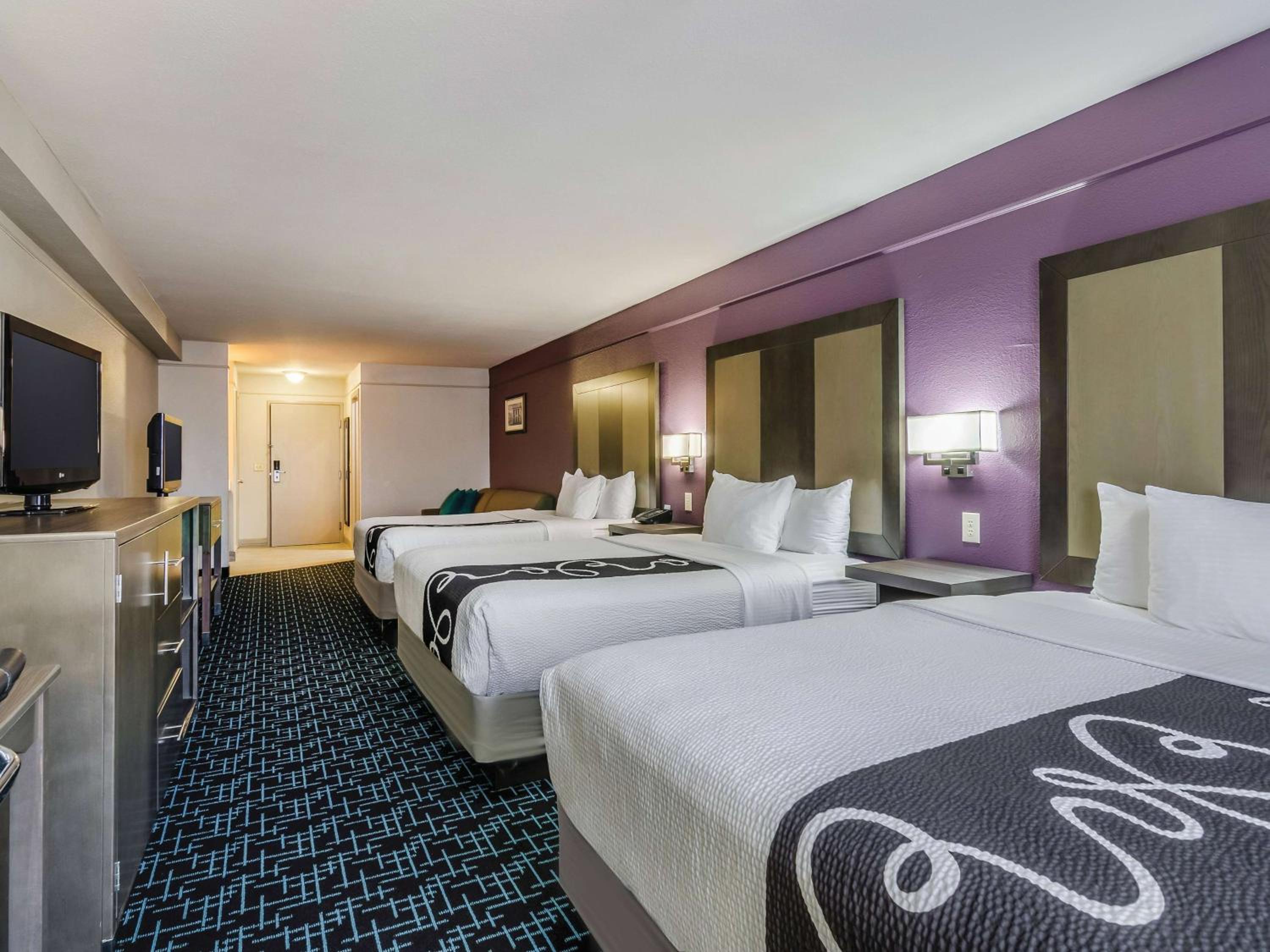 Deluxe Family Studio Suite with Three Queen Beds - Non-Smoking - Photo 3
