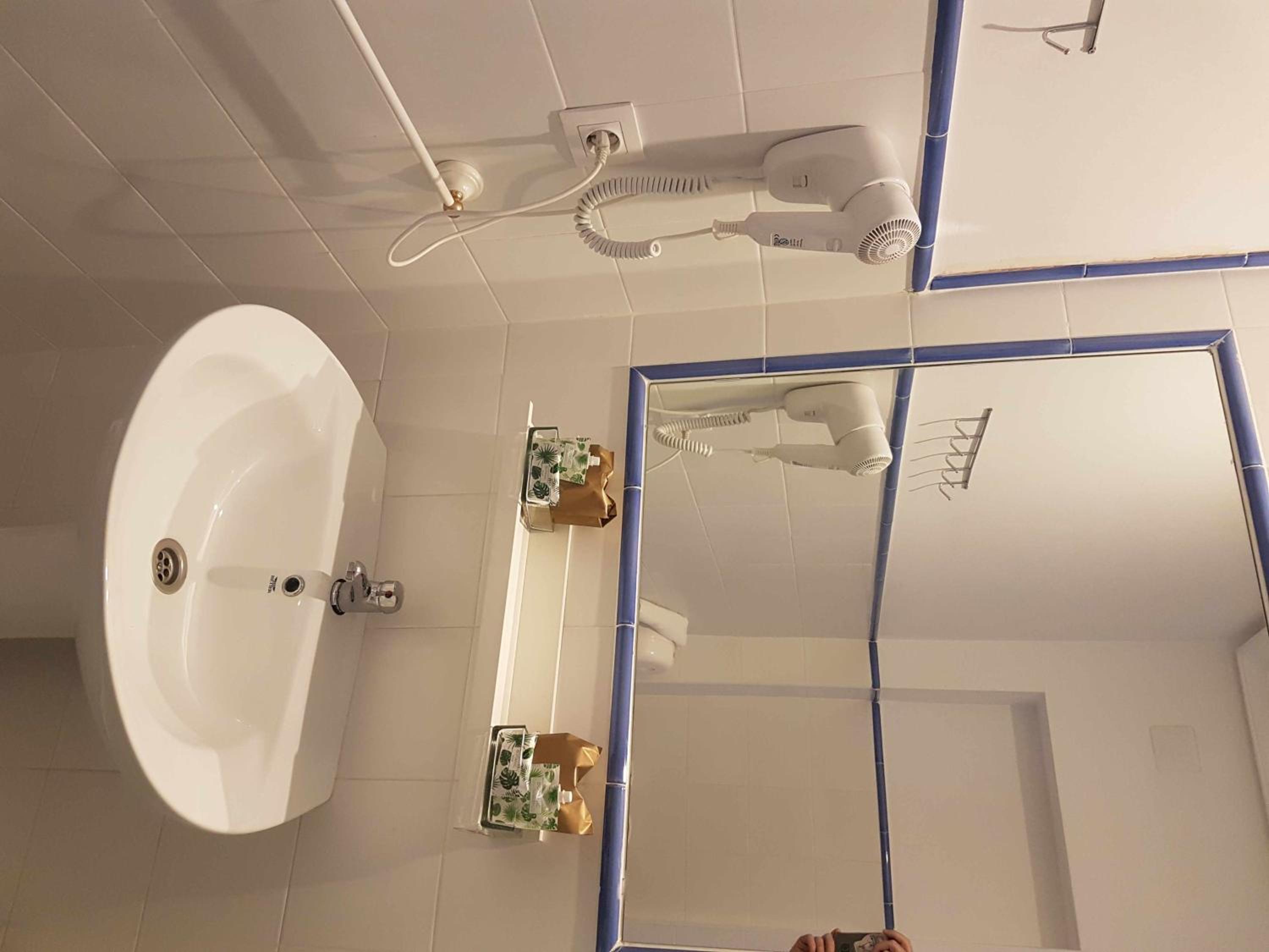 Double Room with Private Bathroom - Photo 13