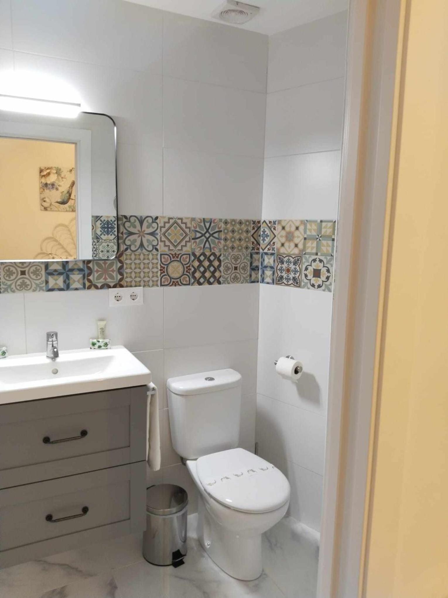 Double Room with Private Bathroom - Photo 2